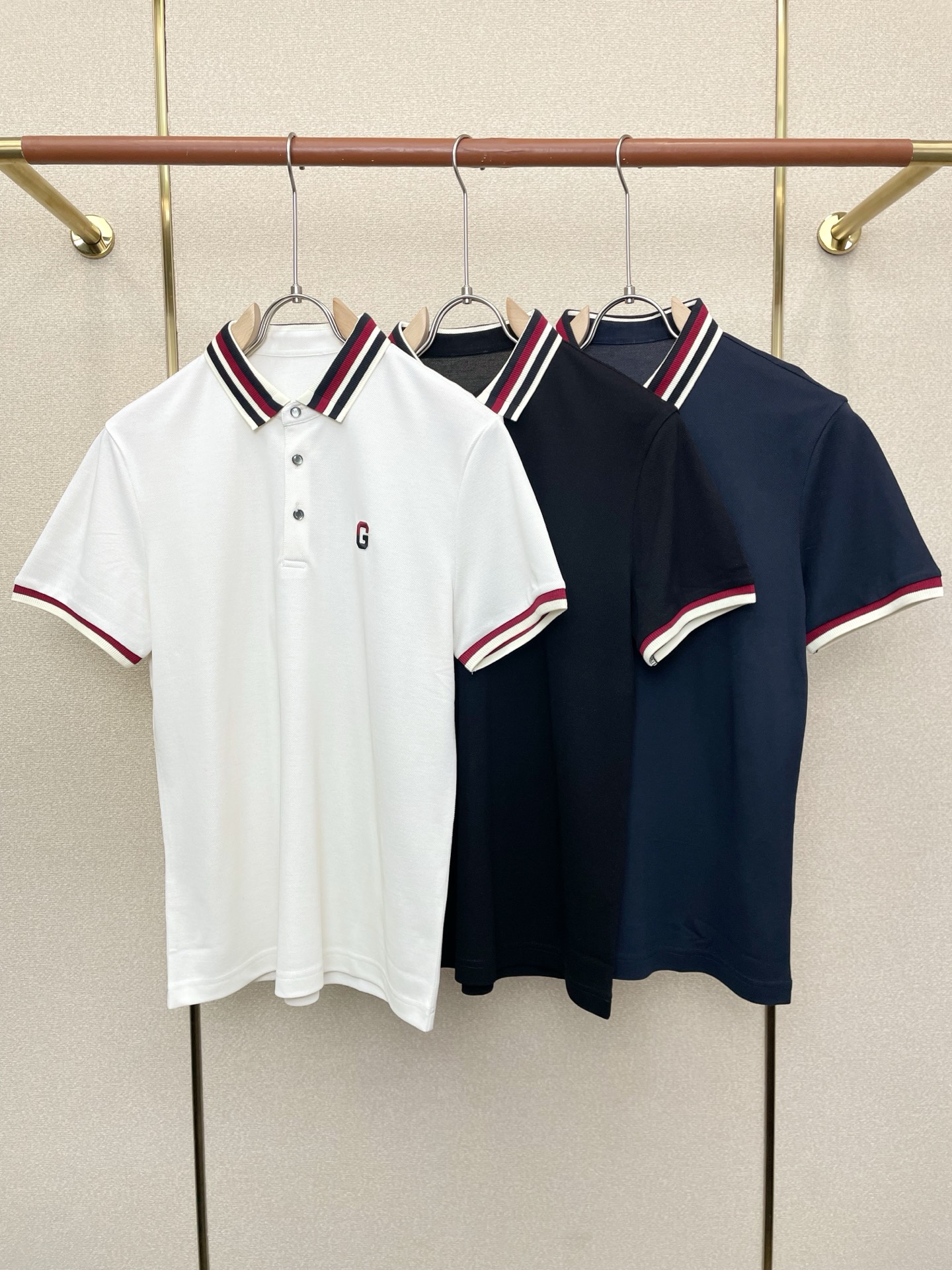 NO:746206,.Gucci Gucci exclusively supplies new original men's casual short sleeves. High-end customization. High-end version. Fashionable and versatile imported wool pique fabric. Super soft and delicate feel. Skin-friendly and comfortable to wear. High-end boutique. The upper body is finely made by the factory. It is a must-have item for men. Three labels are complete. Size L-4XL,,gucci,gucci,T-shirt,19860909.Gucci古驰独家专供新款原单男士休闲短袖 高端定制 高端版本 时尚百搭爆款进口羊毛珠地面料 手感超柔软细腻 穿着亲肤舒适 高端精品 代工厂精细做上身非常赞 男士必备单品 三标齐全 码数L-4XL,,gucci,gucci,T-shirt,,Men's clothing