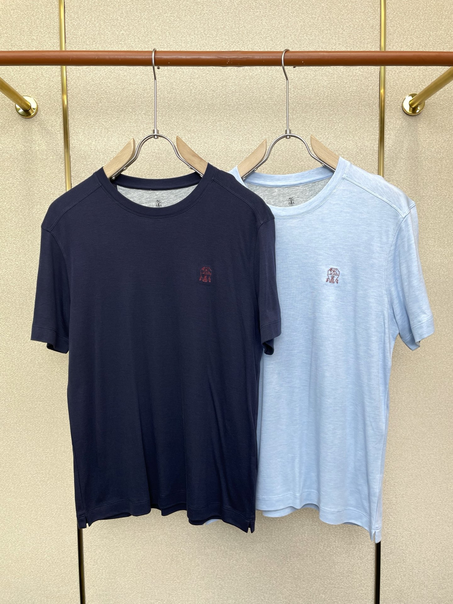 NO:746231,.BC-Brunello Cucinali Brunello Cucinelli exclusively provides new original men's casual short-sleeved products. High-end customization. High-end version. Fashionable and versatile imported Tencel wool fabric. Super soft and delicate feel. Skin-friendly and comfortable to wear. High-end boutique. The upper body made by the factory is very good. A must-have item for men. Complete three standards. Size L-4XL, brunello cucinelli, T-shirt,19860909.BC-Brunello Cucinali布鲁内洛·库奇内利独家专供新款原单男士休闲短袖 高端定制 高端版本 时尚百搭爆款进口天丝羊毛面料 手感超柔软细腻 穿着亲肤舒适 高端精品 代工厂精细做上身非常赞 男士必备单品 三标齐全 码数L-4XL,,brunello cucinelli,T-shirt,,Men's clothing