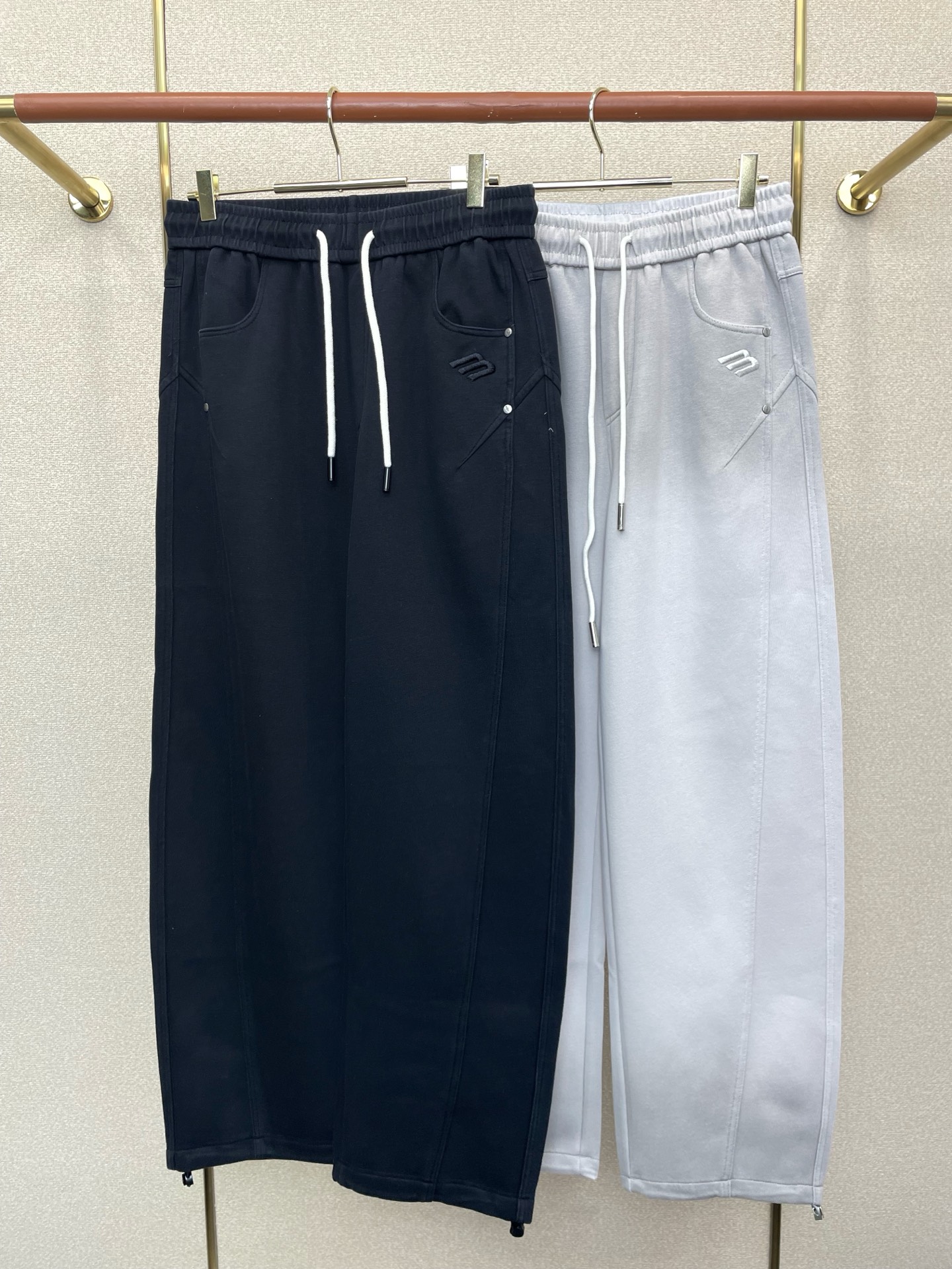 NO:746180,.BALENCIAGA exclusively offers new casual pants, high-end versions!  Custom-made fabrics at the counter are highly breathable and comfortable, with impeccable details and brand element design concepts, reflecting high quality. It feels delicate and soft!  It presents a casual cut and the upper body shape is awesome!  Size M-3XL,,balenciaga,balenciaga,19860909.BALENCIAGA巴黎世家独家专供新款休闲裤 高端版本！专柜定制面料 透气舒适度高,细节无可挑剔,品牌元素设计理念,体现高品质.手感细腻柔软！呈现休闲裁剪,上身版型超赞！码数M-3XL,,balenciaga,balenciaga,,Men's clothing