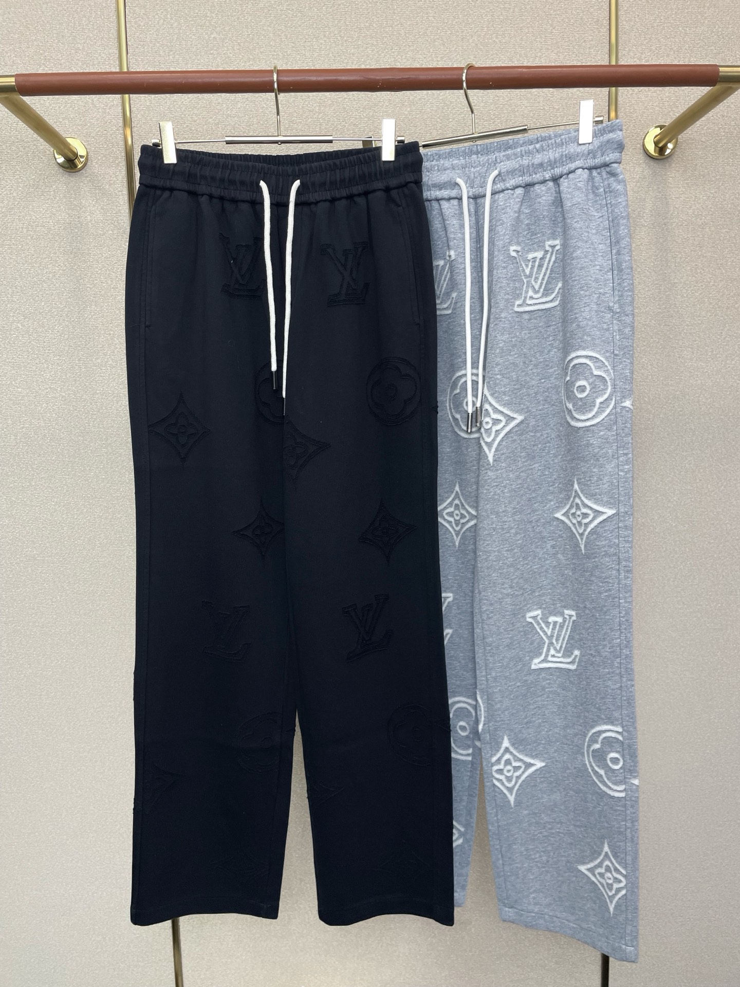 NO:746164,.Louis Vuitton Louis Vuitton exclusive new casual pants high-end version!  Custom-made fabrics at the counter are highly breathable and comfortable, with impeccable details and brand element design concepts, reflecting high quality. It feels delicate and soft!  It presents a casual cut and the upper body shape is awesome!  Size M-3XL,,louis vuitton,louis vuitton,19860909.Louis Vuitton路易威登独家专供新款休闲裤 高端版本！专柜定制面料 透气舒适度高,细节无可挑剔,品牌元素设计理念,体现高品质.手感细腻柔软！呈现休闲裁剪,上身版型超赞！码数M-3XL,,louis vuitton,louis vuitton,,Men's clothing