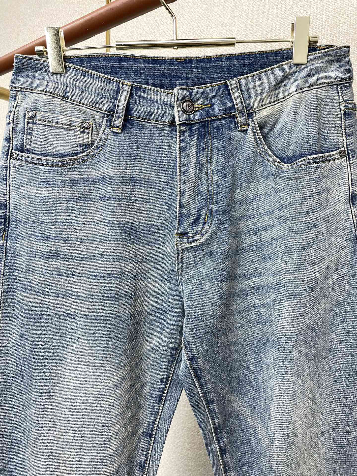 。VALENTINO华伦天奴💥独家专供新款休闲牛仔裤 高端版本！专柜定制面料 透气舒适度高，细节无可挑剔