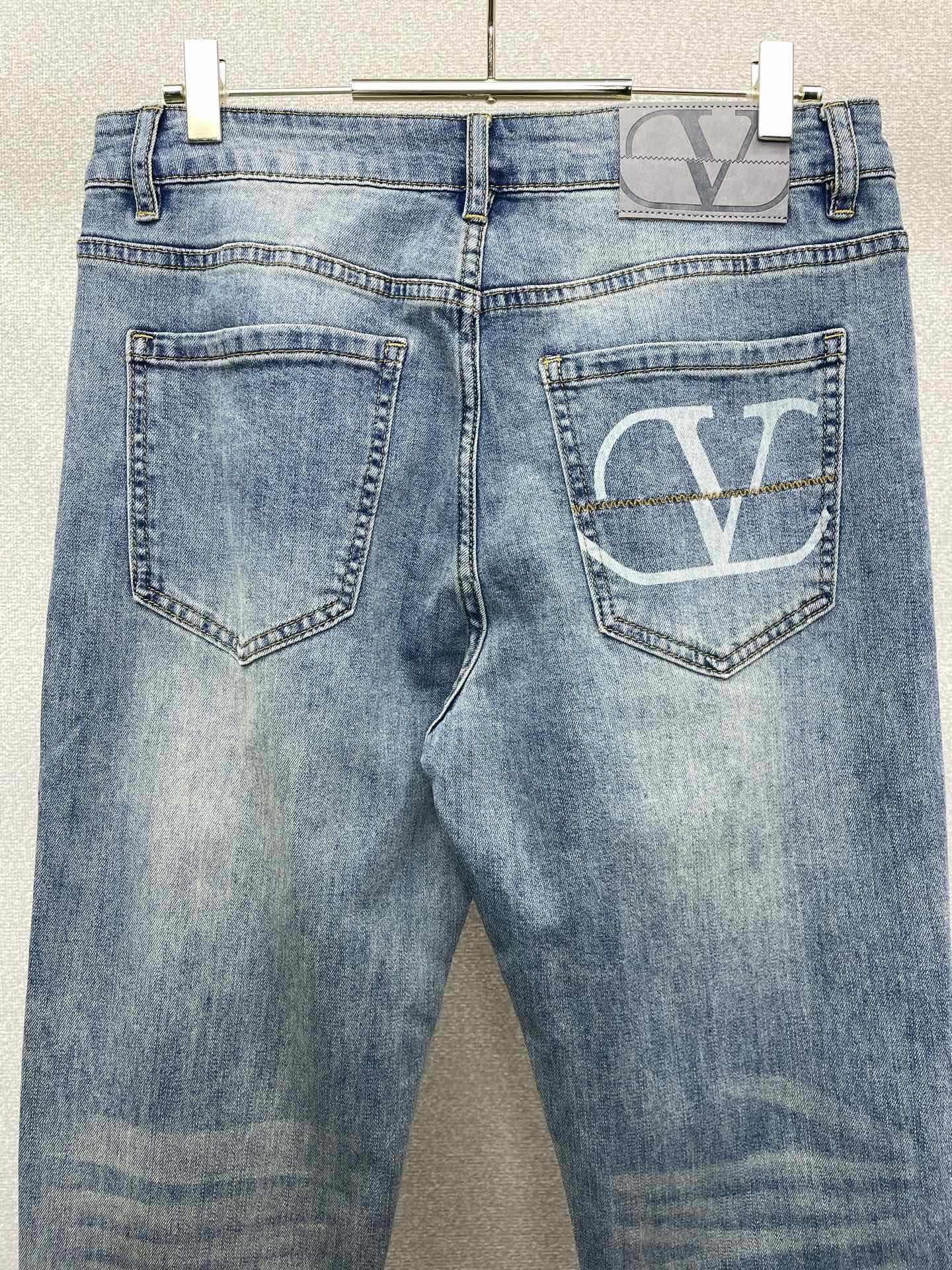 。VALENTINO华伦天奴💥独家专供新款休闲牛仔裤 高端版本！专柜定制面料 透气舒适度高，细节无可挑剔