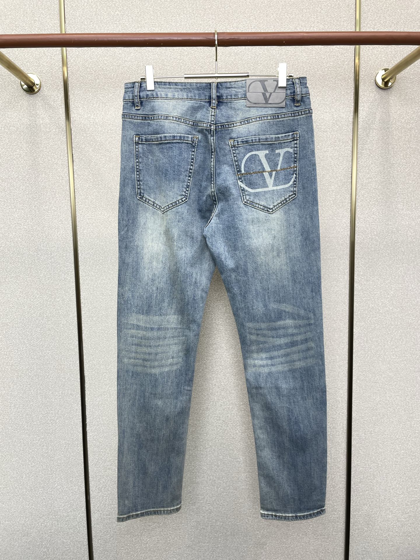 。VALENTINO华伦天奴💥独家专供新款休闲牛仔裤 高端版本！专柜定制面料 透气舒适度高，细节无可挑剔