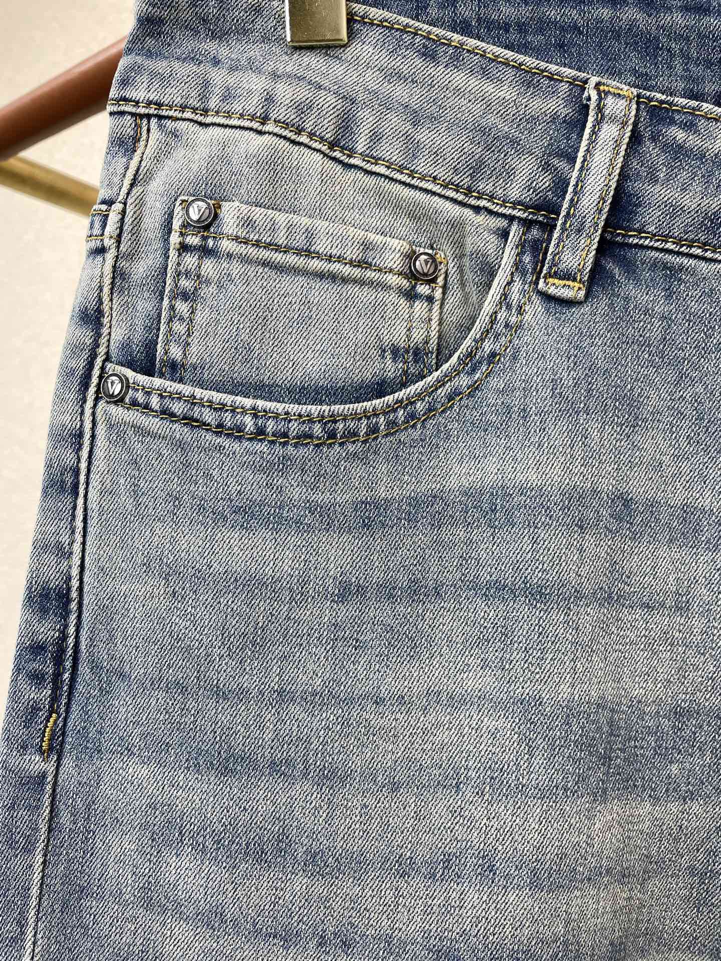 。VALENTINO华伦天奴💥独家专供新款休闲牛仔裤 高端版本！专柜定制面料 透气舒适度高，细节无可挑剔