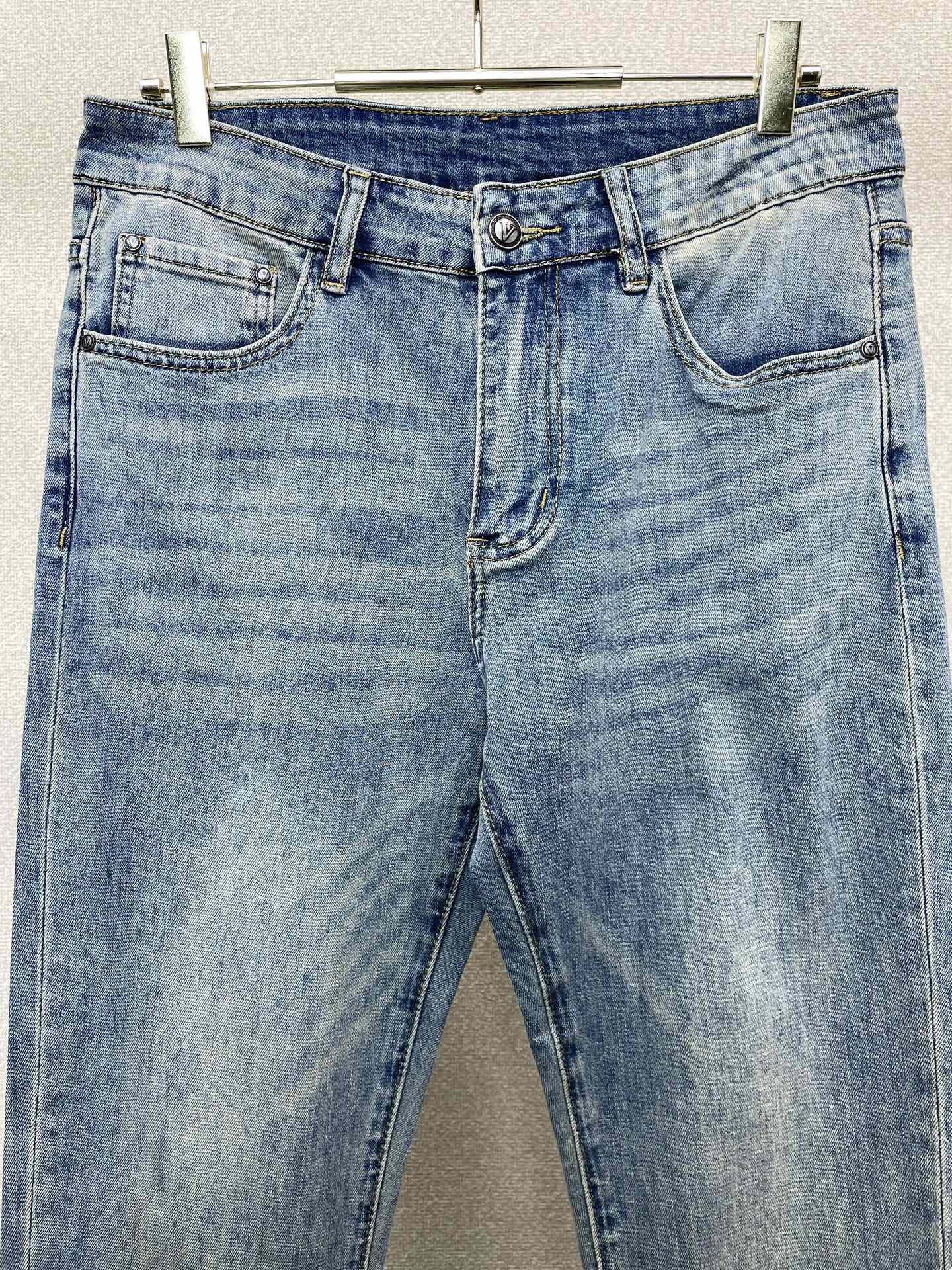 。VALENTINO华伦天奴💥独家专供新款休闲牛仔裤 高端版本！专柜定制面料 透气舒适度高，细节无可挑剔