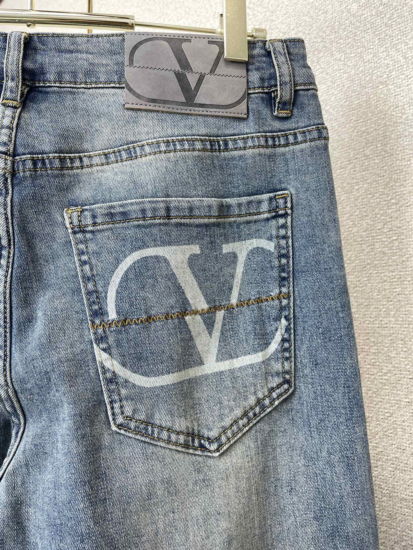 。VALENTINO华伦天奴💥独家专供新款休闲牛仔裤 高端版本！专柜定制面料 透气舒适度高，细节无可挑剔