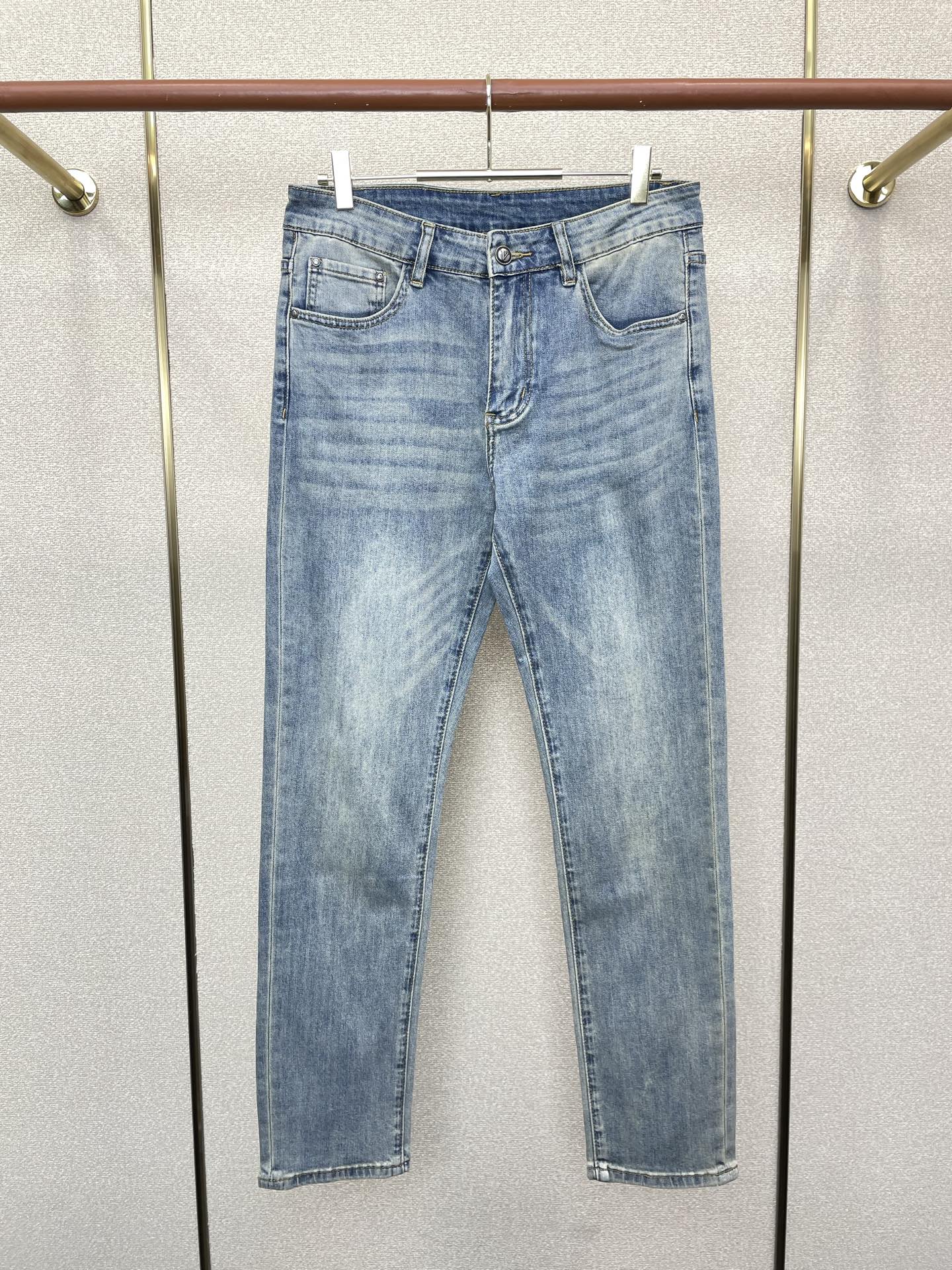 。VALENTINO华伦天奴💥独家专供新款休闲牛仔裤 高端版本！专柜定制面料 透气舒适度高，细节无可挑剔