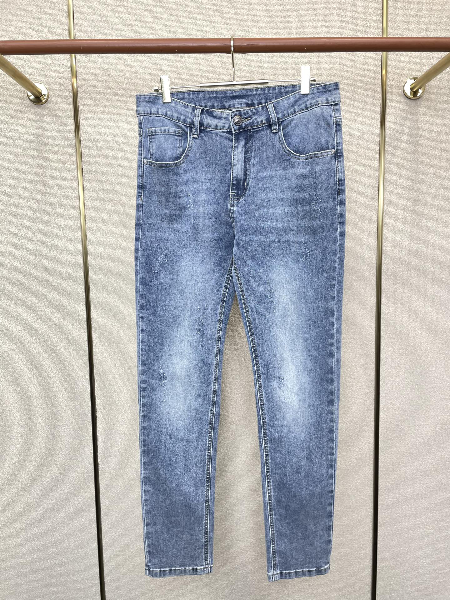 NO:746187,.Louis Vuitton Louis Vuitton exclusive new casual jeans high-end version!  Custom-made fabrics at the counter are highly breathable and comfortable, with impeccable details and brand element design concepts, reflecting high quality. It feels delicate and soft!  It presents a casual cut and the upper body shape is awesome!  Code number 29-38 (no 37),,louis vuitton,louis vuitton,jeans,19860909.Louis Vuitton路易威登独家专供新款休闲牛仔裤 高端版本！专柜定制面料 透气舒适度高,细节无可挑剔,品牌元素设计理念,体现高品质.手感细腻柔软！呈现休闲裁剪,上身版型超赞！码数29-38（无37）,,louis vuitton,louis vuitton,jeans,,Men's clothing