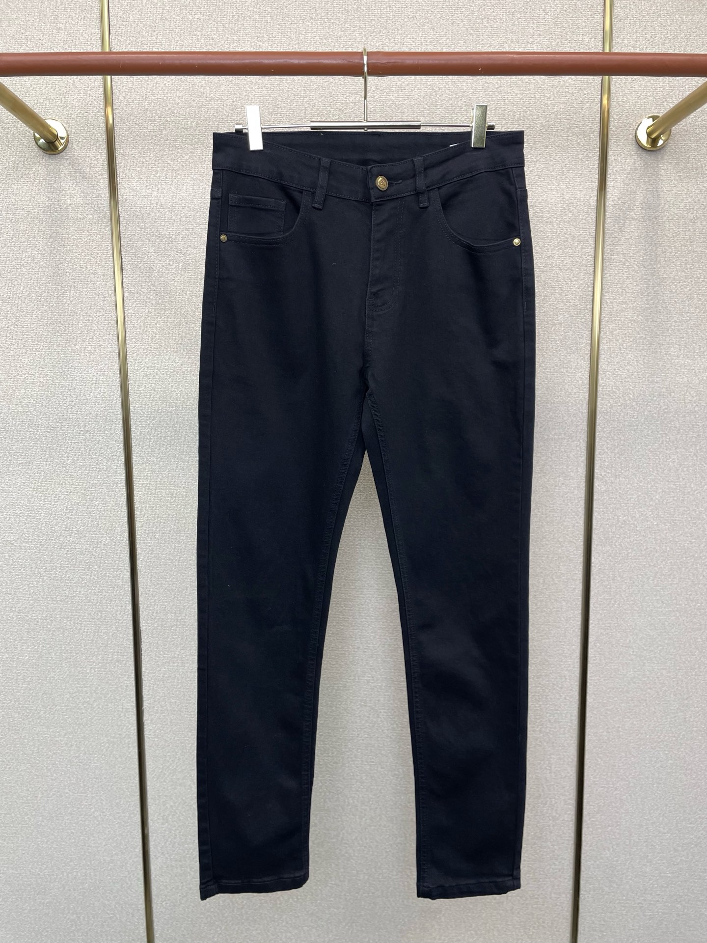 NO:746134,.Louis Vuitton Louis Vuitton exclusive new casual jeans high-end version!  Custom-made fabrics at the counter are highly breathable and comfortable, with impeccable details and brand element design concepts, reflecting high quality. It feels delicate and soft!  It presents a casual cut and the upper body shape is awesome!  Code number 29-38 (no 37),,louis vuitton,louis vuitton,jeans,19860909.Louis Vuitton路易威登独家专供新款休闲牛仔裤 高端版本！专柜定制面料 透气舒适度高,细节无可挑剔,品牌元素设计理念,体现高品质.手感细腻柔软！呈现休闲裁剪,上身版型超赞！码数29-38（无37）,,louis vuitton,louis vuitton,jeans,,Men's clothing