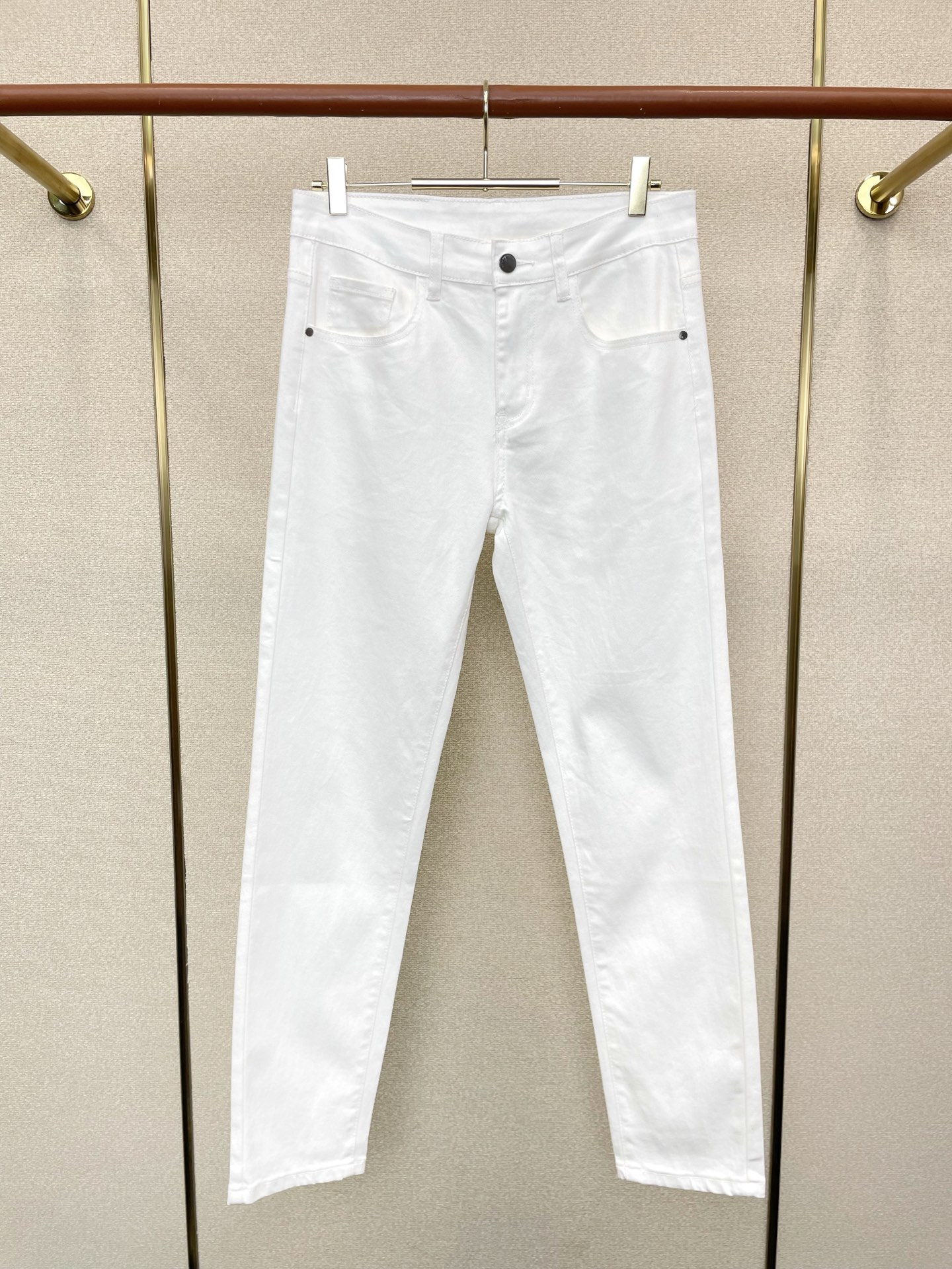 NO:746175,.ARMANI Armani exclusively provides new casual jeans, high-end version!  Custom-made fabrics at the counter are highly breathable and comfortable, with impeccable details and brand element design concepts, reflecting high quality. It feels delicate and soft!  It presents a casual cut and the upper body shape is awesome!  Code number 29-38 (no 37),,armani,armani,jeans,19860909.ARMANI阿玛尼独家专供新款休闲牛仔裤 高端版本！专柜定制面料 透气舒适度高,细节无可挑剔,品牌元素设计理念,体现高品质.手感细腻柔软！呈现休闲裁剪,上身版型超赞！码数29-38（无37）,,armani,armani,jeans,,Men's clothing