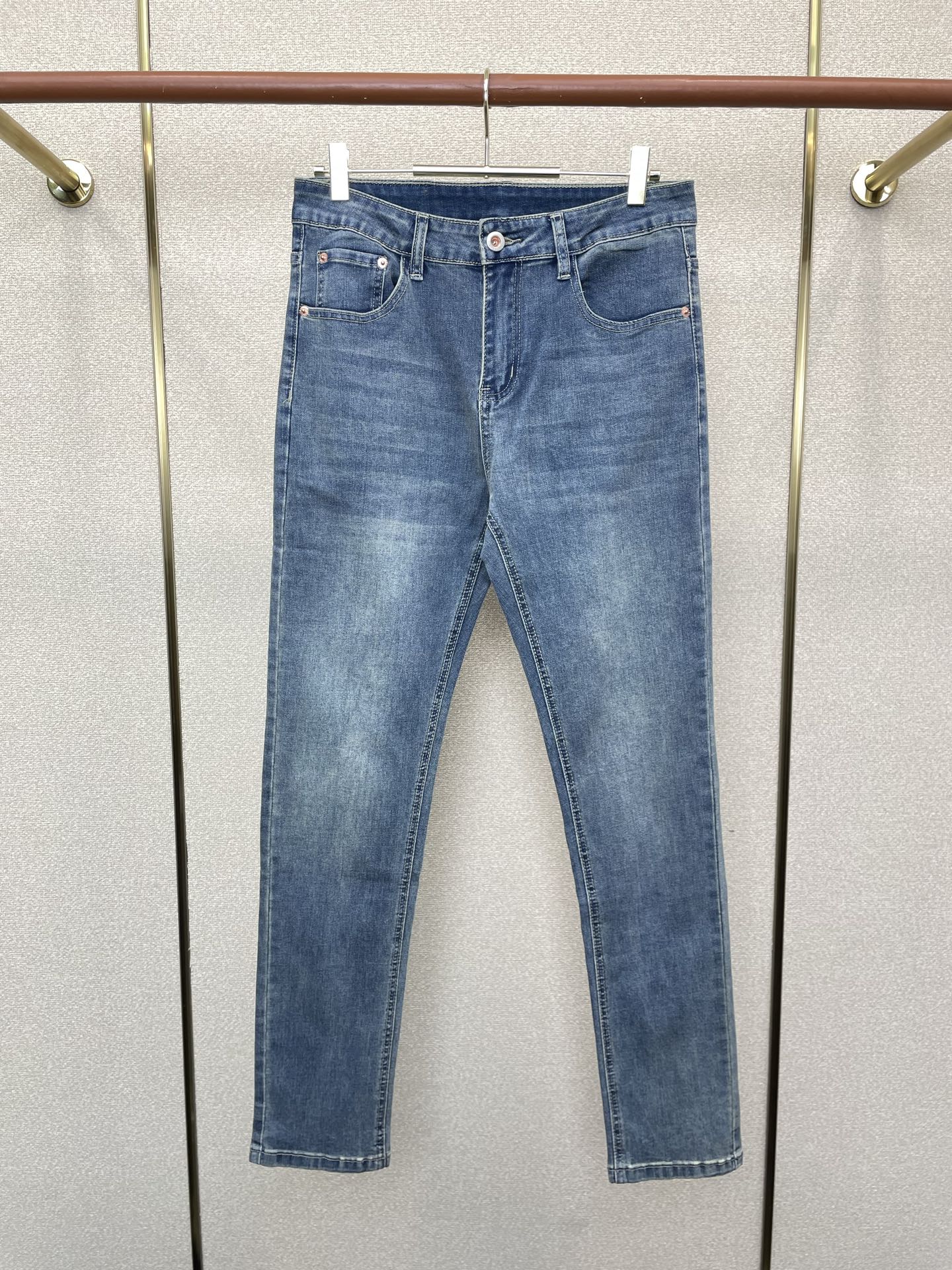 NO:746163,.Burberry exclusive new casual jeans high-end version!  Custom-made fabrics at the counter are highly breathable and comfortable, with impeccable details and brand element design concepts, reflecting high quality. It feels delicate and soft!  It presents a casual cut and the upper body shape is awesome!  Code number 29-38 (no 37),,burberry,burberry,jeans,19860909.Burberry巴宝莉独家专供新款休闲牛仔裤 高端版本！专柜定制面料 透气舒适度高,细节无可挑剔,品牌元素设计理念,体现高品质.手感细腻柔软！呈现休闲裁剪,上身版型超赞！码数29-38（无37）,,burberry,burberry,jeans,,Men's clothing