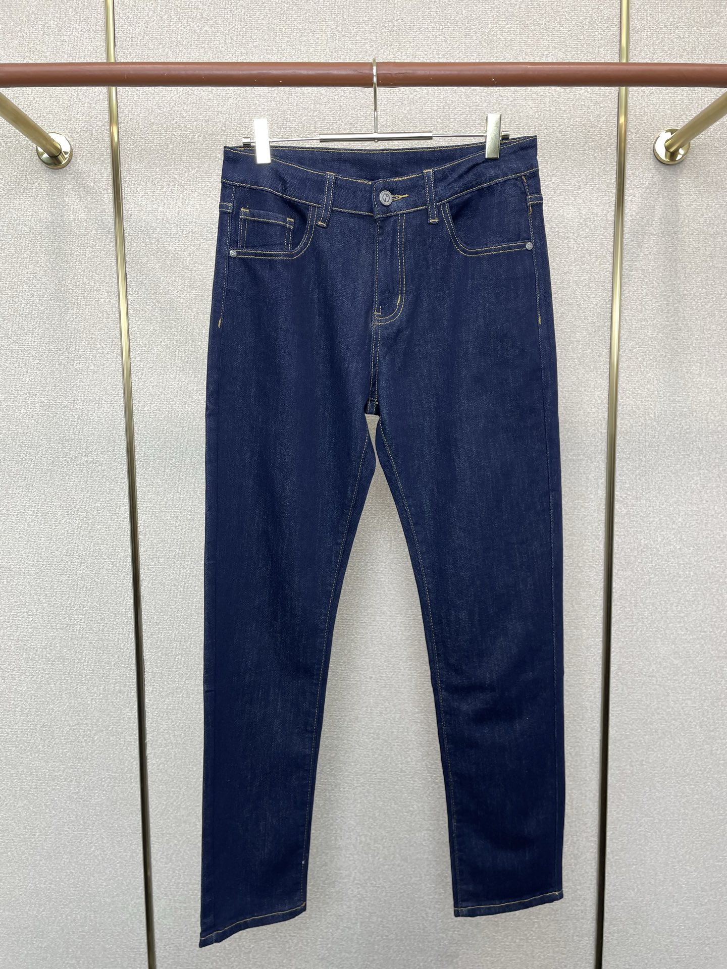 NO:746151,.Alo yoga exclusively offers new casual jeans, high-end version!  Custom-made fabrics at the counter are highly breathable and comfortable, with impeccable details and brand element design concepts, reflecting high quality. It feels delicate and soft!  It presents a casual cut and the upper body shape is awesome!  Code number 29-38 (no 37),,jeans,19860909.Alo yoga独家专供新款休闲牛仔裤 高端版本！专柜定制面料 透气舒适度高,细节无可挑剔,品牌元素设计理念,体现高品质.手感细腻柔软！呈现休闲裁剪,上身版型超赞！码数29-38（无37）,,jeans,,Men's clothing