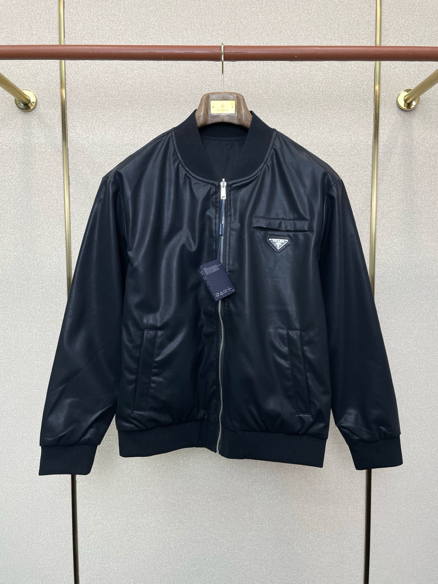 NO:746181,.Prada exclusively supplies new original men's casual leather jackets. Reversible jackets. Breathable and comfortable. High-end customization. High version. Fashionable and versatile imported fabrics. Super soft and delicate feel. Skin-friendly and comfortable to wear. High-end boutique. The upper body is exquisitely made by the factory. A must-have item for men. Complete with three standards. Size M-3XL,,prada,prada,jackets & coats,19860909.Prada普拉达独家专供新款原单男士休闲皮夹克 双面穿夹克 透气舒适 高端定制 高版本 时尚百搭爆款进口面料 手感超柔软细腻 穿着亲肤舒适 高端精品 代工厂精细做上身非常赞 男士必备单品 三标齐全 码数M-3XL,,prada,prada,jackets & coats,,Men's clothing