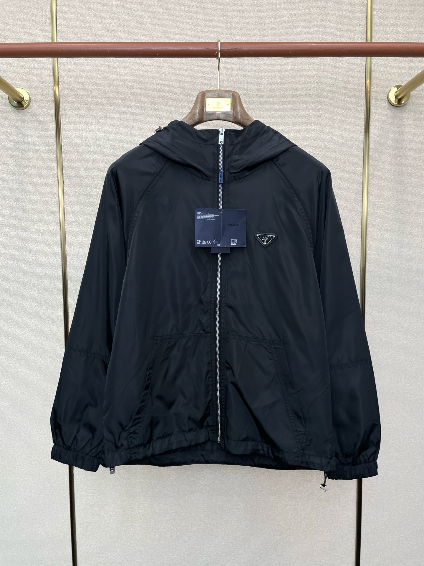 NO:746207,.Prada exclusively supplies new original men's casual jackets. Breathable and comfortable. High-end customization. High version. Fashionable and versatile imported fabrics. Super soft and delicate feel. Skin-friendly and comfortable to wear. High-end boutique. The upper body is exquisitely made by the factory. A must-have item for men. Complete with three standards. Size M-3XL,, prada, prada, jackets & coats,19860909.Prada普拉达独家专供新款原单男士休闲夹克 透气舒适 高端定制 高版本 时尚百搭爆款进口面料 手感超柔软细腻 穿着亲肤舒适 高端精品 代工厂精细做上身非常赞 男士必备单品 三标齐全 码数M-3XL,,prada,prada,jackets & coats,,Men's clothing