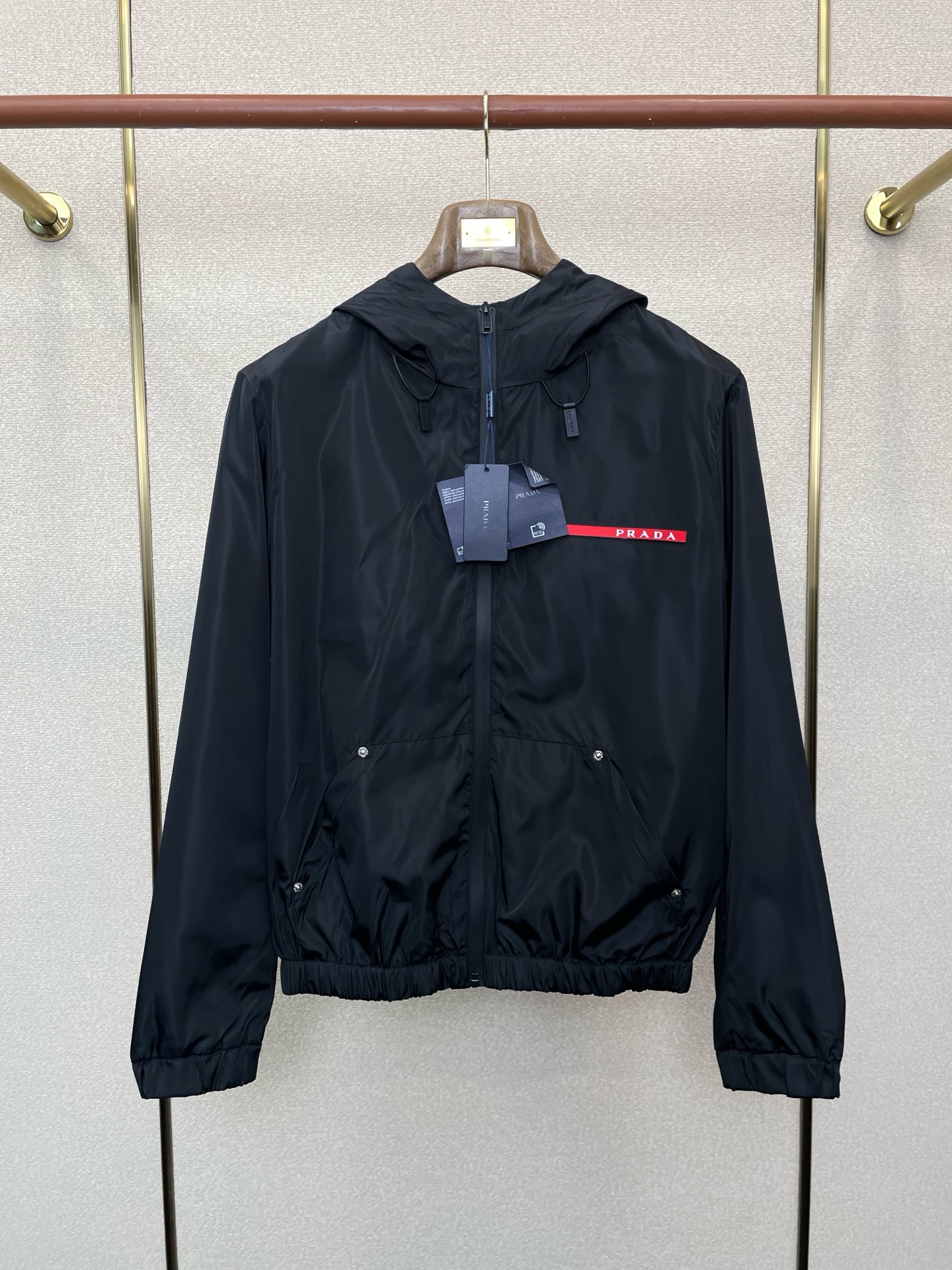 NO:746208,.Prada exclusively supplies new original men's casual jackets. Breathable and comfortable. High-end customization. High version. Fashionable and versatile imported fabrics. Super soft and delicate feel. Skin-friendly and comfortable to wear. High-end boutique. The upper body is exquisitely made by the factory. A must-have item for men. Complete with three standards. Size M-3XL,, prada, prada, jackets & coats,19860909.Prada普拉达独家专供新款原单男士休闲夹克 透气舒适 高端定制 高版本 时尚百搭爆款进口面料 手感超柔软细腻 穿着亲肤舒适 高端精品 代工厂精细做上身非常赞 男士必备单品 三标齐全 码数M-3XL,,prada,prada,jackets & coats,,Men's clothing