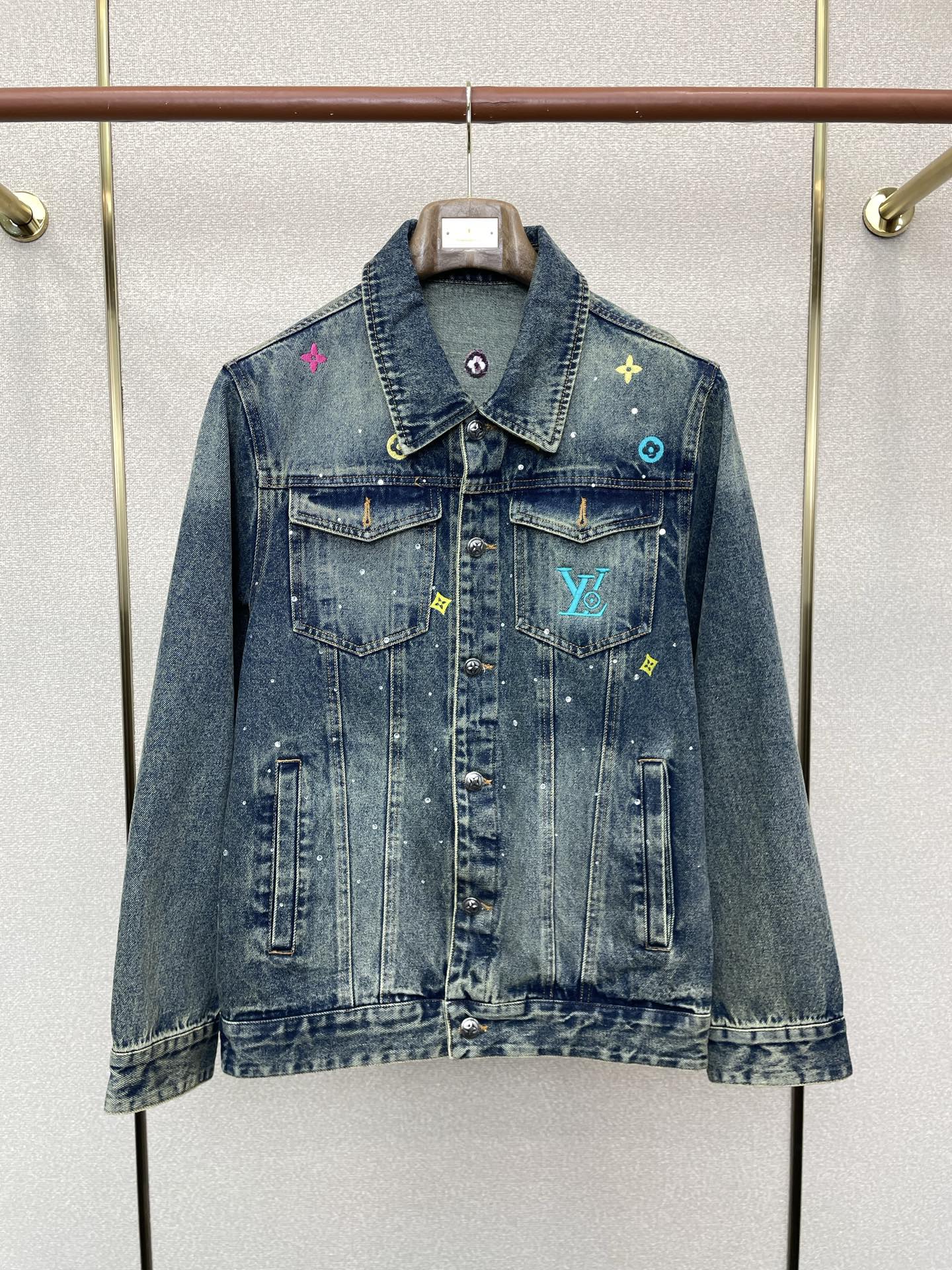 NO:746234,.Louis Vuitton Louis Vuitton exclusively supplies new original men's casual denim jackets. Breathable and comfortable. High-end customization. High version. Fashionable and versatile. Popular imported fabrics. Super soft and delicate feel. Skin-friendly and comfortable to wear. High-end boutique. The upper body is finely made by the factory. It is a must-have item for men. Three complete standards. Size M-3XL,,louis vuitton,louis vuitton,jackets & coats,19860909.Louis Vuitton路易威登独家专供新款原单男士休闲牛仔外套 透气舒适 高端定制 高版本 时尚百搭爆款进口面料 手感超柔软细腻 穿着亲肤舒适 高端精品 代工厂精细做上身非常赞 男士必备单品 三标齐全 码数M-3XL,,louis vuitton,louis vuitton,jackets & coats,,Men's clothing