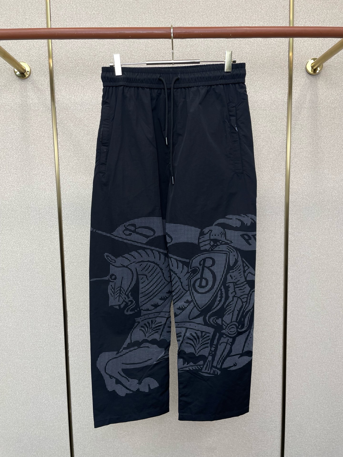 NO:746152,.Burberry exclusive new casual pants high-end version!  Custom-made fabrics at the counter are highly breathable and comfortable, with impeccable details and brand element design concepts, reflecting high quality. It feels delicate and soft!  It presents a casual cut and the upper body shape is awesome!  Size: M-3XL,,burberry,burberry,19860909.Burberry巴宝莉独家专供新款休闲裤 高端版本！专柜定制面料 透气舒适度高,细节无可挑剔,品牌元素设计理念,体现高品质.手感细腻柔软！呈现休闲裁剪,上身版型超赞！码数:M-3XL,,burberry,burberry,,Men's clothing