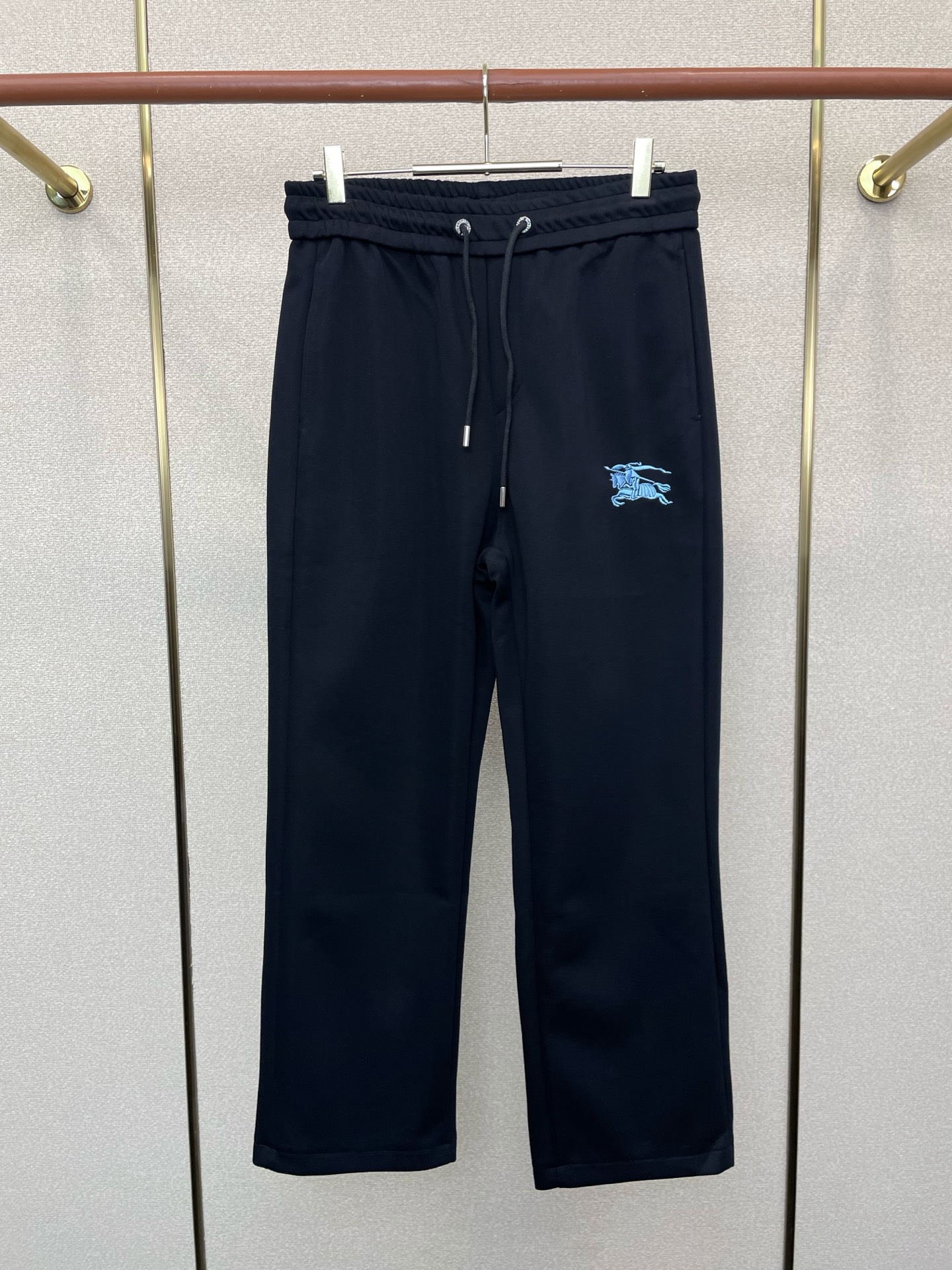 NO:746184,.Burberry exclusive new casual pants high-end version!  Custom-made fabrics at the counter are highly breathable and comfortable, with impeccable details and brand element design concepts, reflecting high quality. It feels delicate and soft!  It presents a casual cut and the upper body shape is awesome!  Size: M-3XL,,burberry,burberry,19860909.Burberry巴宝莉独家专供新款休闲裤 高端版本！专柜定制面料 透气舒适度高,细节无可挑剔,品牌元素设计理念,体现高品质.手感细腻柔软！呈现休闲裁剪,上身版型超赞！码数:M-3XL,,burberry,burberry,,Men's clothing