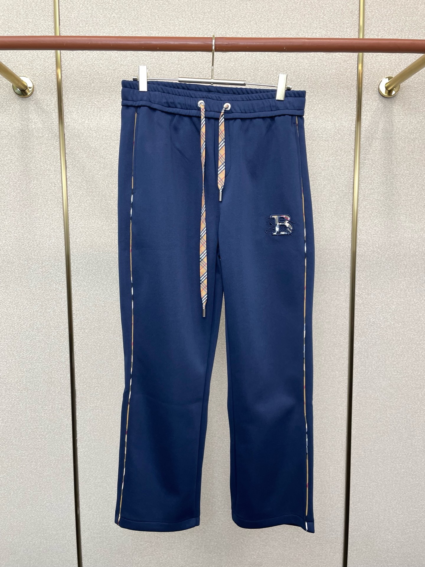 NO:746168,.Burberry exclusive new casual pants high-end version!  Custom-made fabrics at the counter are highly breathable and comfortable, with impeccable details and brand element design concepts, reflecting high quality. It feels delicate and soft!  It presents a casual cut and the upper body shape is awesome!  Size: M-3XL,,burberry,burberry,19860909.Burberry巴宝莉独家专供新款休闲裤 高端版本！专柜定制面料 透气舒适度高,细节无可挑剔,品牌元素设计理念,体现高品质.手感细腻柔软！呈现休闲裁剪,上身版型超赞！码数:M-3XL,,burberry,burberry,,Men's clothing