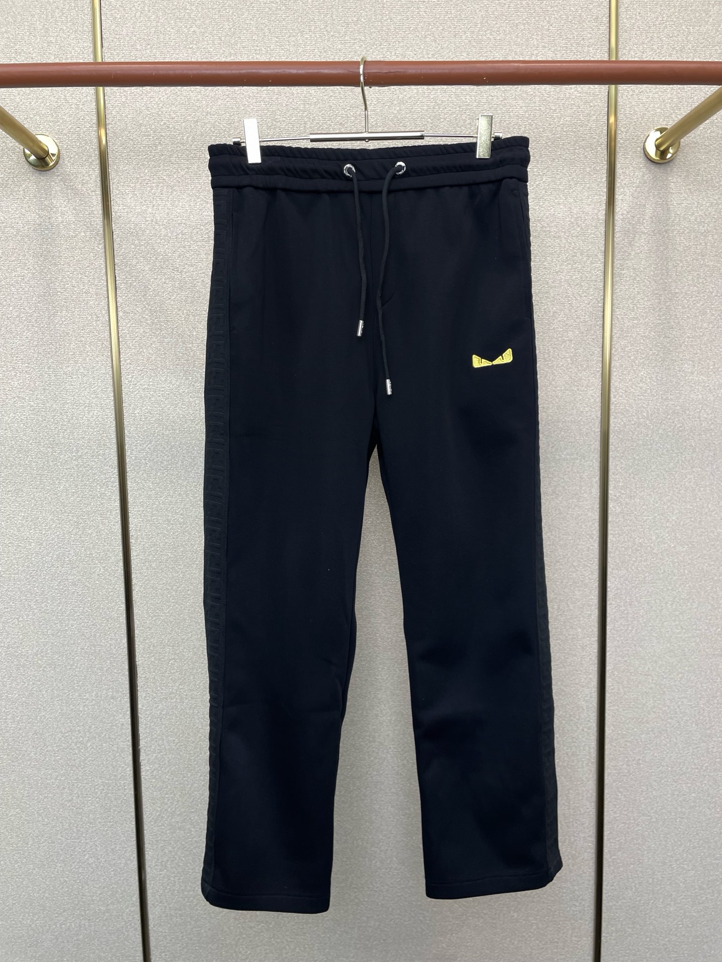 NO:746160,.FENDI Fendi exclusive new casual pants high-end version!  Custom-made fabrics at the counter are highly breathable and comfortable, with impeccable details and brand element design concepts, reflecting high quality. It feels delicate and soft!  It presents a casual cut and the upper body shape is awesome!  Code number: M-3XL,,fendi,fendi,19860909.FENDI芬迪独家专供新款休闲裤 高端版本！专柜定制面料 透气舒适度高,细节无可挑剔,品牌元素设计理念,体现高品质.手感细腻柔软！呈现休闲裁剪,上身版型超赞！码数:M-3XL,,fendi,fendi,,Men's clothing