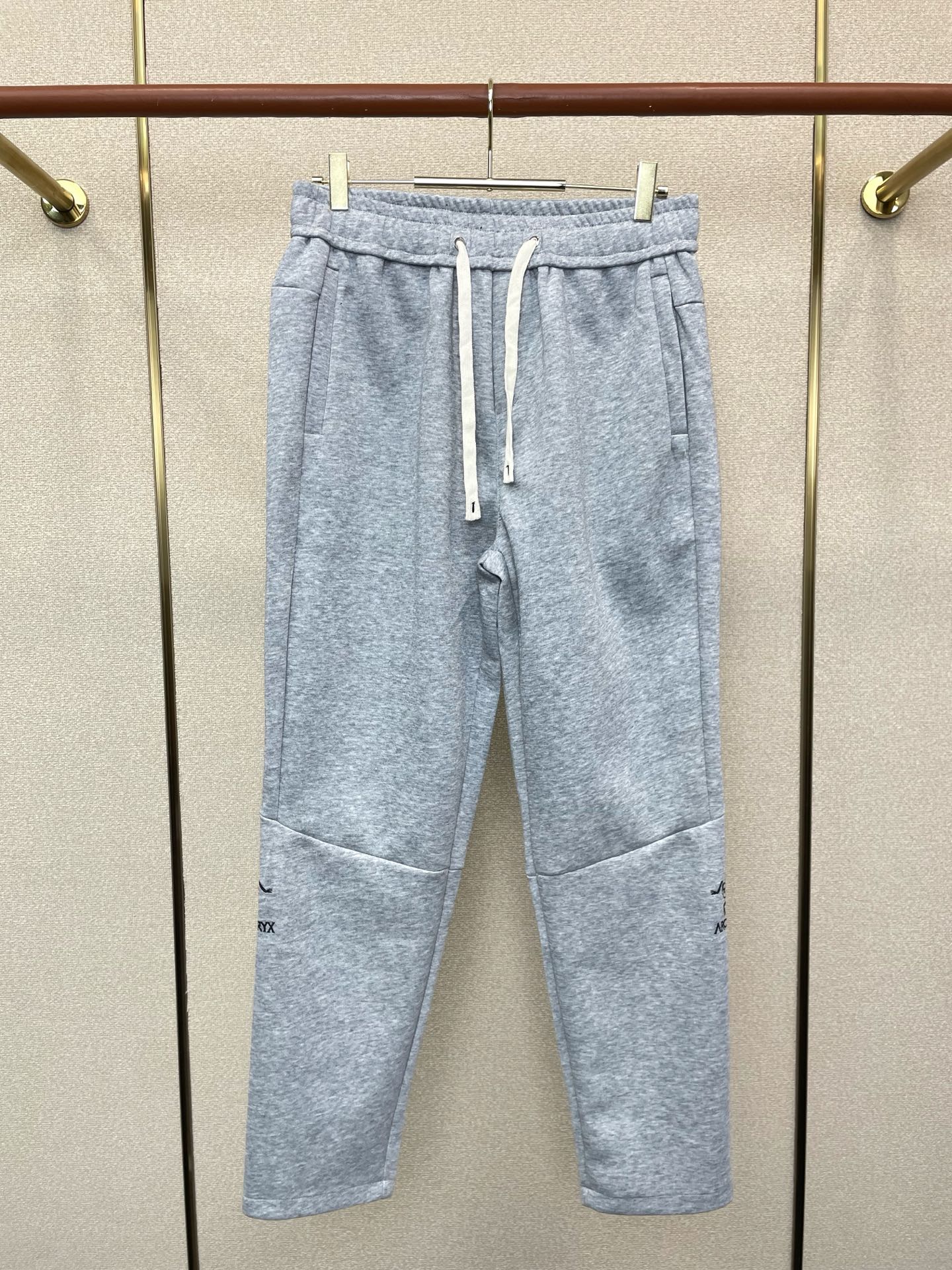 NO:746176,.Arc’teryx exclusive new casual pants high-end version!  Custom-made fabrics at the counter are highly breathable and comfortable, with impeccable details and brand element design concepts, reflecting high quality. It feels delicate and soft!  It presents a casual cut and the upper body shape is awesome!  Code number: M-3XL, arc'teryx,19860909.Arc’teryx始祖鸟独家专供新款休闲裤 高端版本！专柜定制面料 透气舒适度高,细节无可挑剔,品牌元素设计理念,体现高品质.手感细腻柔软！呈现休闲裁剪,上身版型超赞！码数:M-3XL,arc'teryx,,Men's clothing