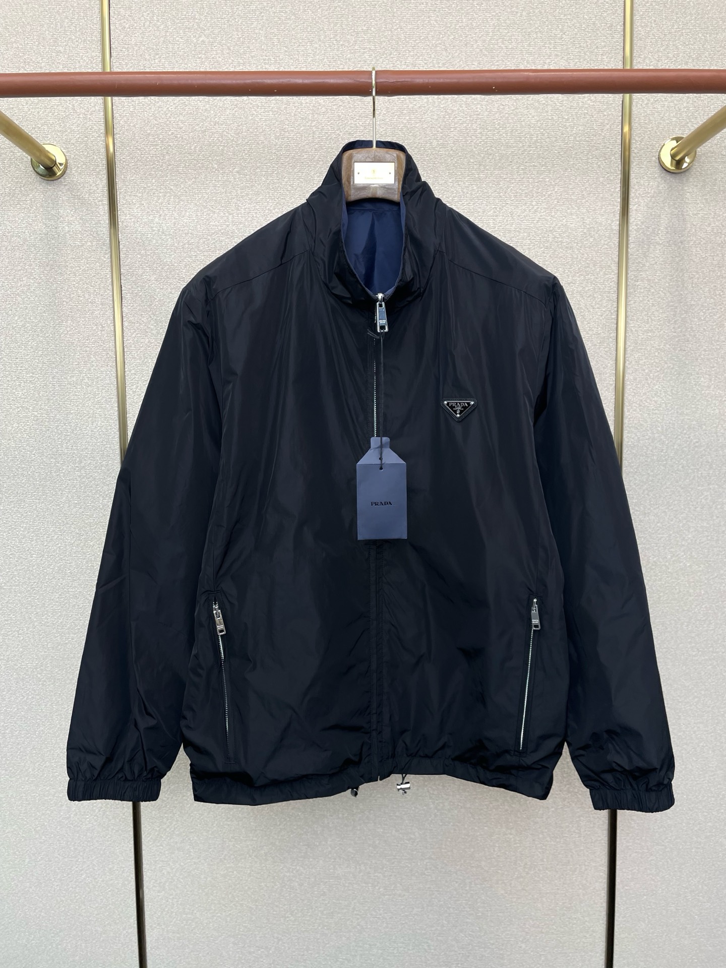 NO:746209,.Prada exclusively supplies new original men's casual stand-collar jackets. Regenerated nylon double-sided stand-collar jackets. High-end customization. High-end version. Fashionable and versatile imported fabrics. Super soft and delicate feel. Skin-friendly and comfortable to wear. High-end boutique. The upper body is made with great precision by the OEM. Men's must-have items. Three complete standards. Size S-XL, prada, prada, jackets & coats,19860909.Prada普拉达独家专供新款原单男士休闲立领夹克 再生尼龙双面穿立领夹克 高端定制 高端版本 时尚百搭爆款进口面料 手感超柔软细腻 穿着亲肤舒适 高端精品 代工厂精细做上身非常赞 男士必备单品 三标齐全 码数S-XL,,prada,prada,jackets & coats,,Men's clothing