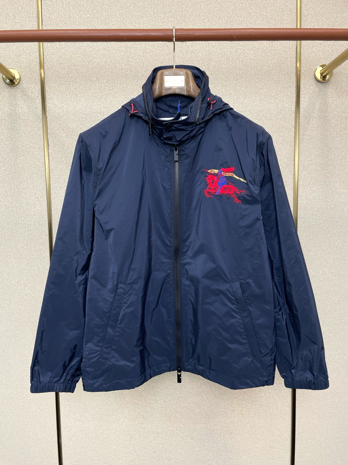 NO:746240,.Burberry exclusively provides new original men's casual jackets, war horse embroidered hooded jackets, high-end customization, high-end versions, fashionable and versatile imported fabrics, super soft and delicate to the touch, skin-friendly and comfortable to wear, high-end boutiques, the upper body is exquisitely made by the factory, a must-have item for men, complete with three standards, size S-XL,,burberry,burberry,jackets & coats,hats,19860909.Burberry巴宝莉独家专供新款原单男士休闲夹克 战马绣花连帽夹克 高端定制 高端版本 时尚百搭爆款进口面料 手感超柔软细腻 穿着亲肤舒适 高端精品 代工厂精细做上身非常赞 男士必备单品 三标齐全 码数S-XL,,burberry,burberry,jackets & coats,hats,,Men's clothing