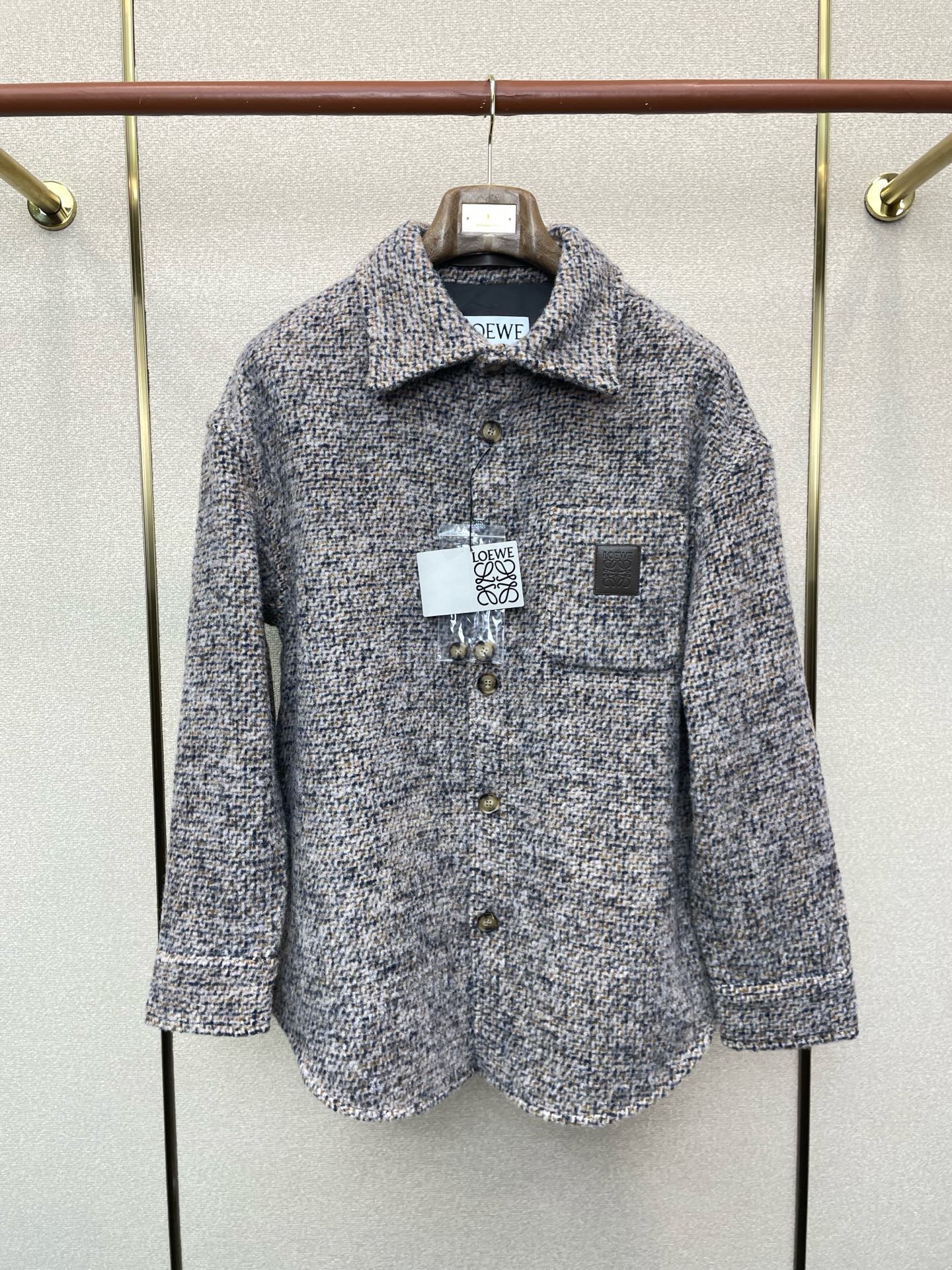 NO:746237,.LOEWE exclusively supplies new original men's casual jackets, wool blended jackets, high-end customization, high-end versions, fashionable and versatile imported fabrics, super soft and delicate to the touch, skin-friendly and comfortable to wear, high-end boutique, exquisite upper body made by the factory, very good, men's essential items, complete with three standards, code number 46.48.50.52,,loewe,loewe,jackets & coats,19860909.LOEWE罗意威独家专供新款原单男士休闲外套 羊毛混纺外套 高端定制 高端版本 时尚百搭爆款进口面料 手感超柔软细腻 穿着亲肤舒适 高端精品 代工厂精细做上身非常赞 男士必备单品 三标齐全 码数46.48.50.52,,loewe,loewe,jackets & coats,,Men's clothing