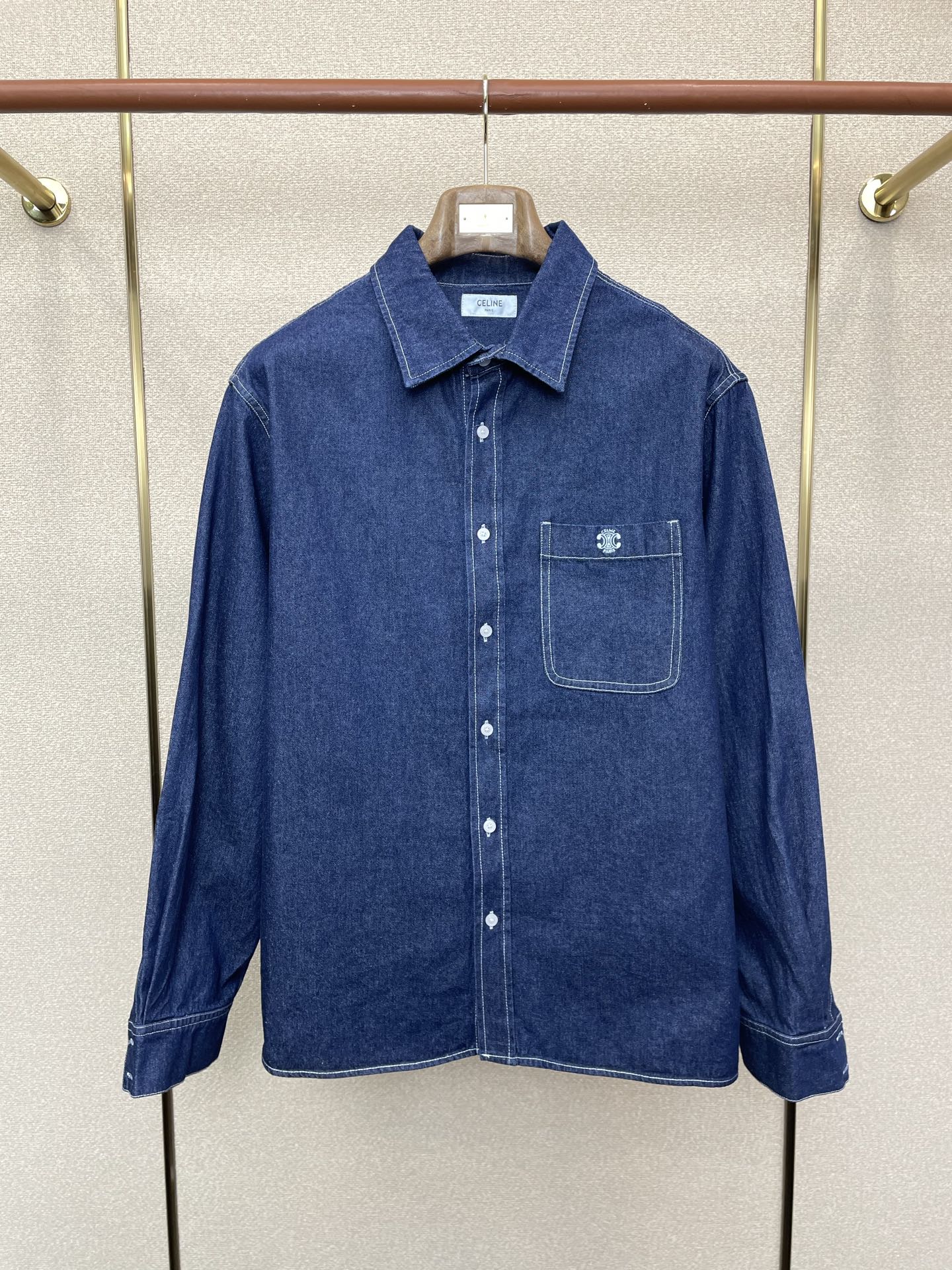 NO:746210,.CELINE exclusively supplies new original men's casual shirts, embroidered denim shirts, high-end customization, high-end versions, fashionable and versatile imported fabrics, super soft and delicate to the touch, skin-friendly and comfortable to wear, high-end boutiques, the upper body is made with great precision by the OEM, a must-have item for men, complete with three standards, size S-XL,,celine,celine,shirts,19860909.CELINE赛琳独家专供新款原单男士休闲衬衫 刺绣牛仔衬衫 高端定制 高端版本 时尚百搭爆款进口面料 手感超柔软细腻 穿着亲肤舒适 高端精品 代工厂精细做上身非常赞 男士必备单品 三标齐全 码数S-XL,,celine,celine,shirts,,Men's clothing