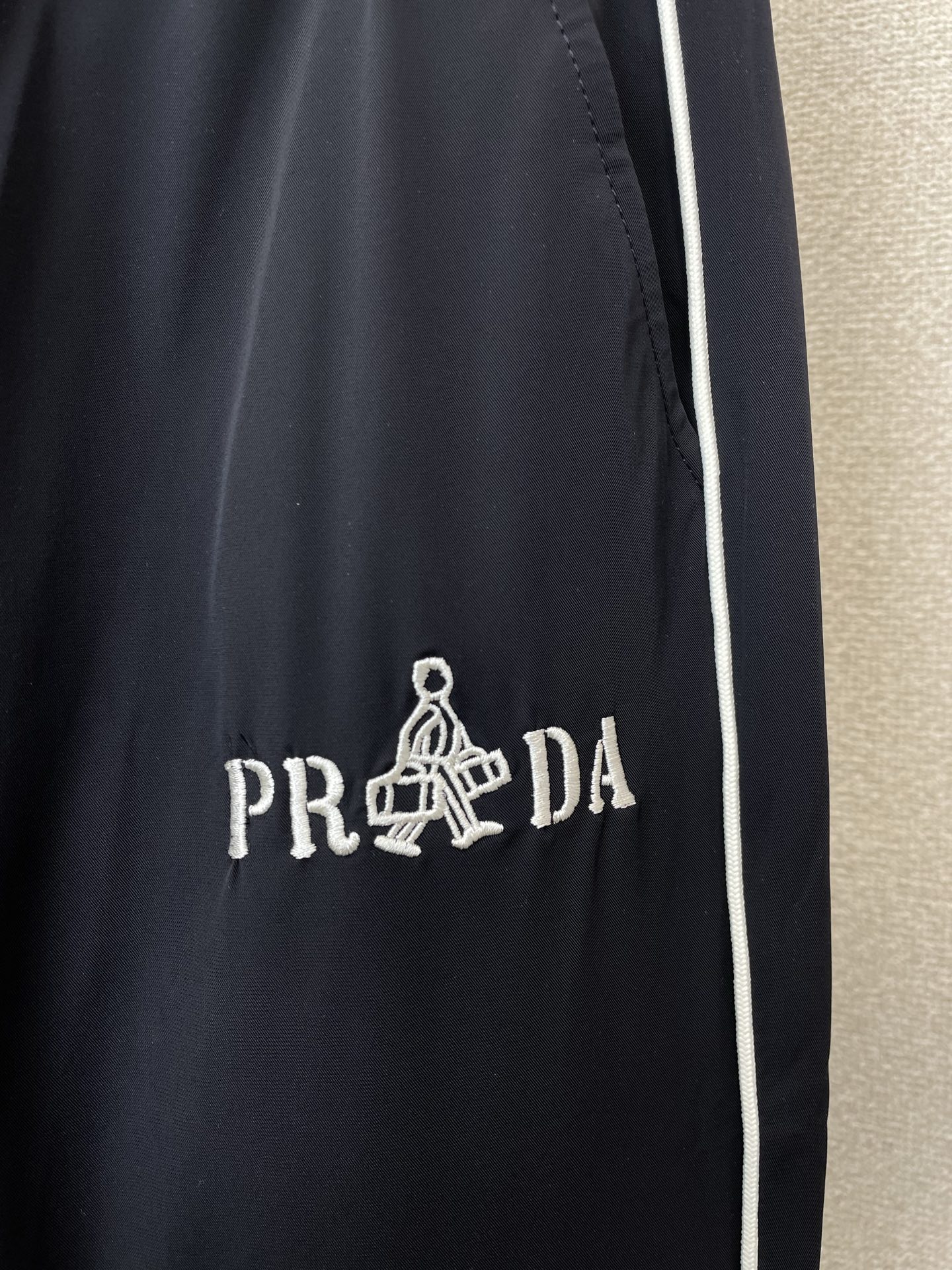 。Prada普拉达💥独家专供新款 休闲裤 高端版本！专柜定制面料 透气舒适度高，细节无可挑剔，品牌元素设