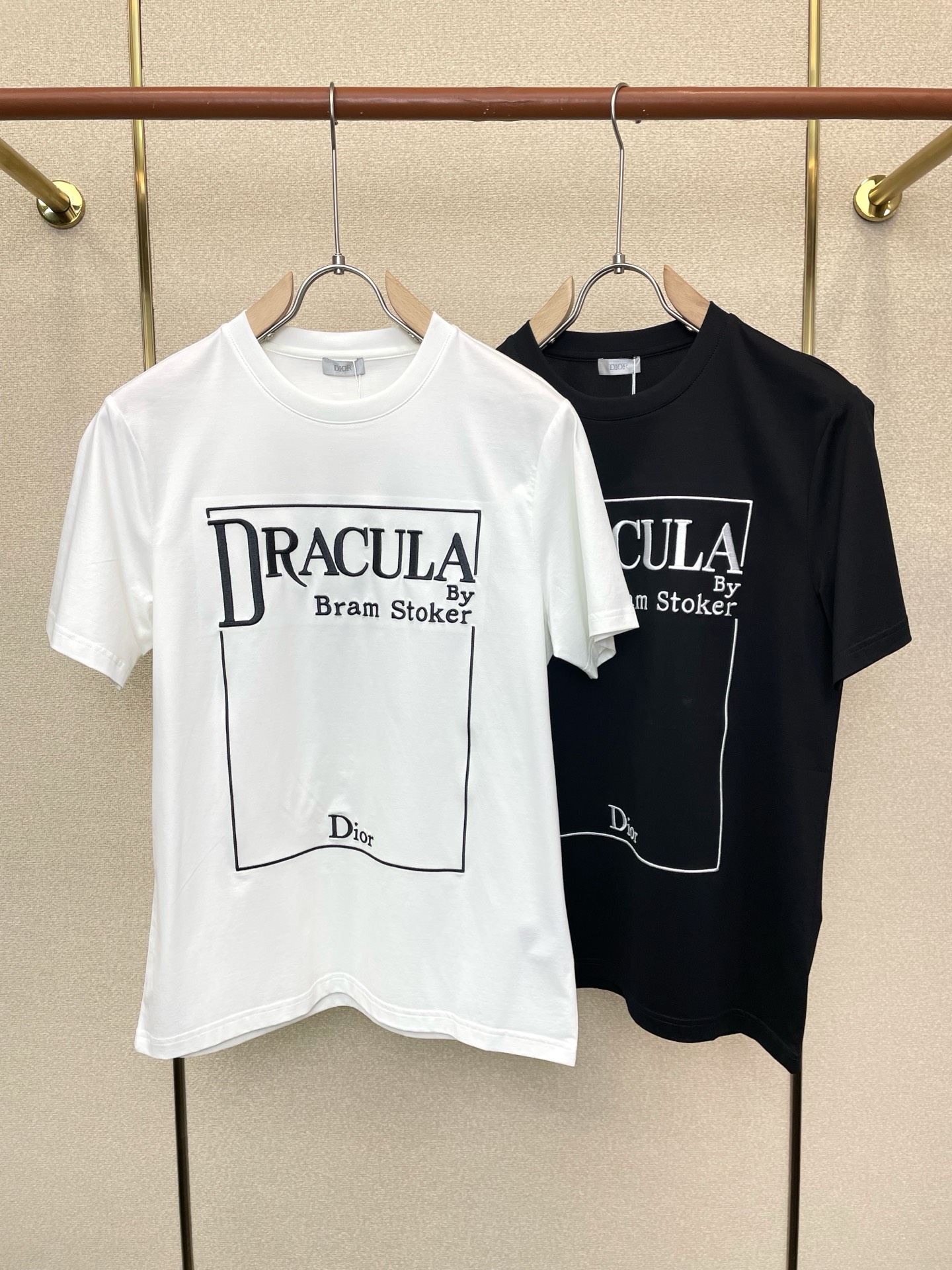 NO:757121,.Dior Dior exclusively provides new original men's casual short sleeves. High-end customization. High-end version. Fashionable and versatile imported fabrics. Super soft and delicate feel. Skin-friendly and comfortable to wear. High-end boutique. The upper body is exquisitely made by the factory. A must-have item for men. Complete with three standards. Size M-3XL, dior, dior, T-shirt,19860909.Dior迪奥独家专供新款原单男士休闲短袖 高端定制 高端版本 时尚百搭爆款进口面料 手感超柔软细腻 穿着亲肤舒适 高端精品 代工厂精细做上身非常赞 男士必备单品 三标齐全 码数M-3XL,,dior,dior,T-shirt,,Men's clothing