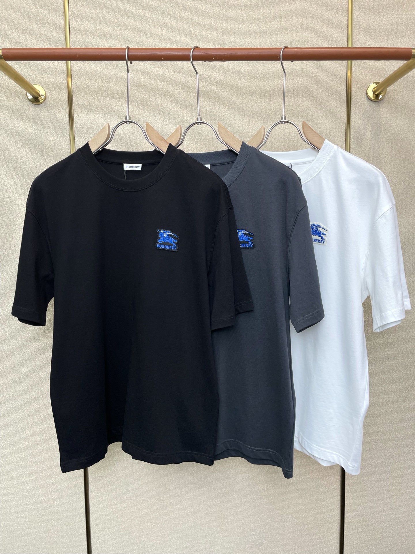 NO:757096,.Burberry exclusively supplies new original men's casual short sleeves. High-end customization. High-end version. Fashionable and versatile imported fabrics. Super soft and delicate feel. Skin-friendly and comfortable to wear. High-end boutique. The upper body is exquisitely made by the factory. A must-have item for men. Three complete standards. Size M-3XL,,burberry,burberry,T-shirt,19860909.Burberry巴宝莉独家专供新款原单男士休闲短袖 高端定制 高端版本 时尚百搭爆款进口面料 手感超柔软细腻 穿着亲肤舒适 高端精品 代工厂精细做上身非常赞 男士必备单品 三标齐全 码数M-3XL,,burberry,burberry,T-shirt,,Men's clothing