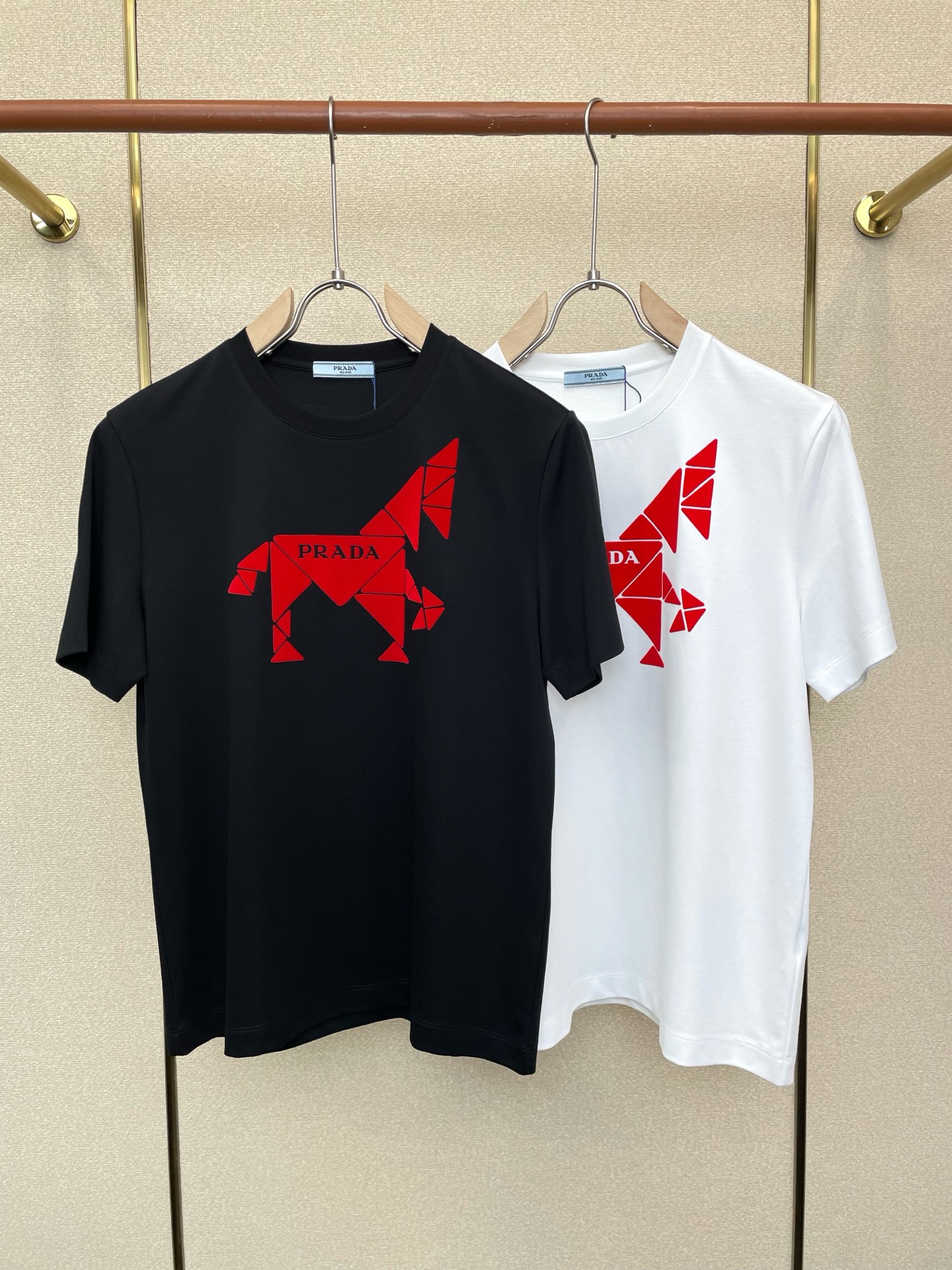 NO:757081,.Prada exclusively supplies new original men's casual short-sleeves, high-end customization, high-end version, fashionable and versatile imported fabrics, super soft and delicate to the touch, skin-friendly and comfortable to wear, high-end boutique, the upper body is exquisitely made by the factory, a must-have item for men, complete with three standards, size M-4XL,, prada, prada, T-shirt,19860909.Prada普拉达独家专供新款原单男士休闲短袖 高端定制 高端版本 时尚百搭爆款进口面料 手感超柔软细腻 穿着亲肤舒适 高端精品 代工厂精细做上身非常赞 男士必备单品 三标齐全 码数M-4XL,,prada,prada,T-shirt,,Men's clothing