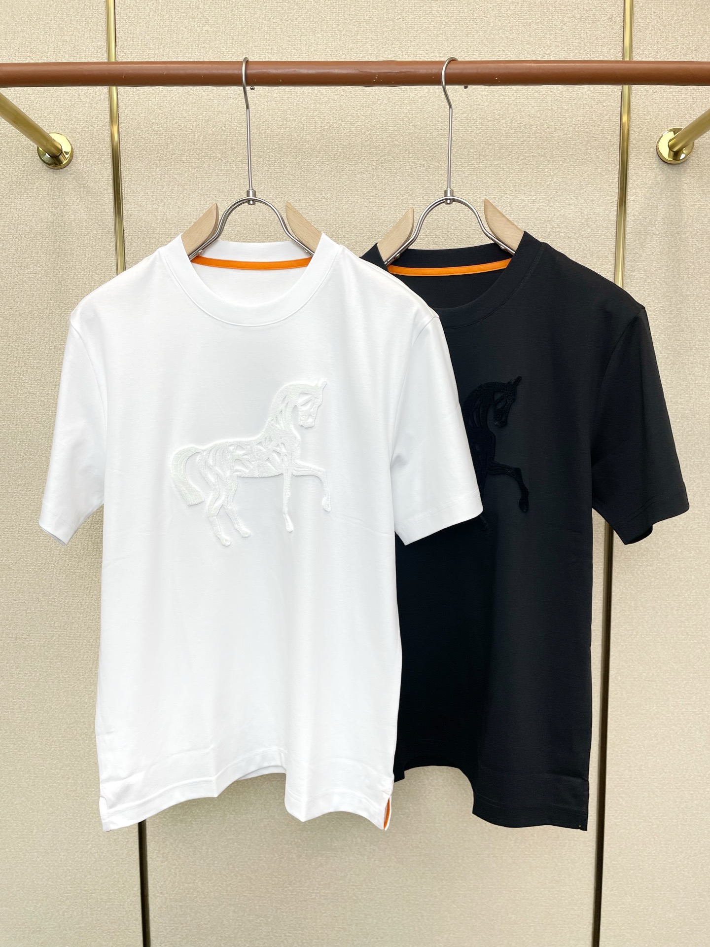 NO:757069,.Hermès exclusively offers new original men's casual short sleeves. High-end customization. High-end version. Fashionable and versatile imported fabrics. Super soft and delicate feel. Skin-friendly and comfortable to wear. High-end boutique. The upper body is exquisitely made by the factory. A must-have item for men. Three complete standards. Size M-4XL,, hermes, hermes, T-shirt,19860909.Hermès爱马仕独家专供新款原单男士休闲短袖 高端定制 高端版本 时尚百搭爆款进口面料 手感超柔软细腻 穿着亲肤舒适 高端精品 代工厂精细做上身非常赞 男士必备单品 三标齐全 码数M-4XL,,hermes,hermes,T-shirt,,Men's clothing