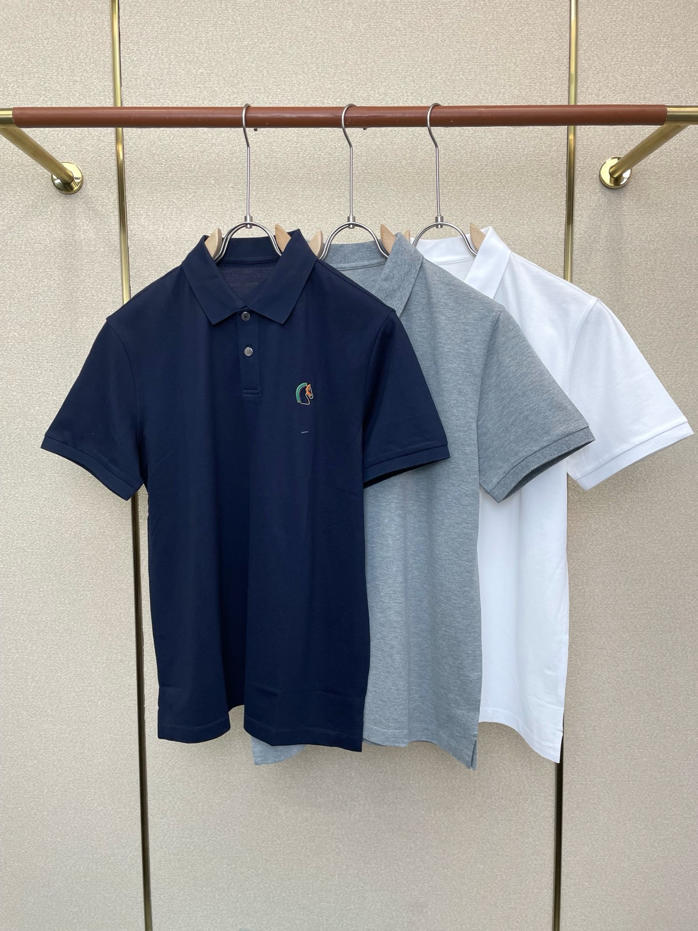 NO:757126,.Hermès exclusively offers new original men's casual short sleeves. High-end customization. High-end version. Fashionable and versatile imported fabrics. Super soft and delicate feel. Skin-friendly and comfortable to wear. High-end boutique. The upper body is exquisitely made by the factory. A must-have item for men. Three complete standards. Size M-4XL,, hermes, hermes, T-shirt,19860909.Hermès爱马仕独家专供新款原单男士休闲短袖 高端定制 高端版本 时尚百搭爆款进口面料 手感超柔软细腻 穿着亲肤舒适 高端精品 代工厂精细做上身非常赞 男士必备单品 三标齐全 码数M-4XL,,hermes,hermes,T-shirt,,Men's clothing