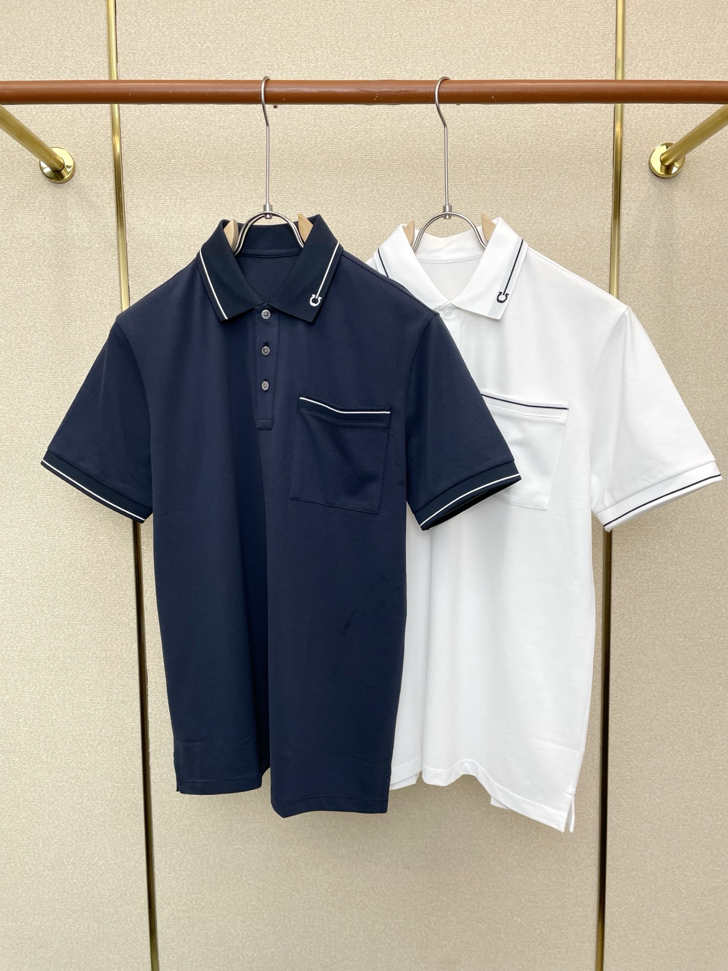 NO:759886,.FERRAGAMO Ferragamo exclusively provides new original men's casual short-sleeves. High-end customization. High-end version. Fashionable and versatile imported fabrics. Super soft and delicate feel. Skin-friendly and comfortable to wear. High-end boutique. The upper body is finely made by the factory. It is a must-have item for men. Three standards are complete. Size M-4XL,, ferragamo, ferragamo, T-shirt,19860909.FERRAGAMO菲拉格慕独家专供新款原单男士休闲短袖 高端定制 高端版本 时尚百搭爆款进口面料 手感超柔软细腻 穿着亲肤舒适 高端精品 代工厂精细做上身非常赞 男士必备单品 三标齐全 码数M-4XL,,ferragamo,ferragamo,T-shirt,,Men's clothing