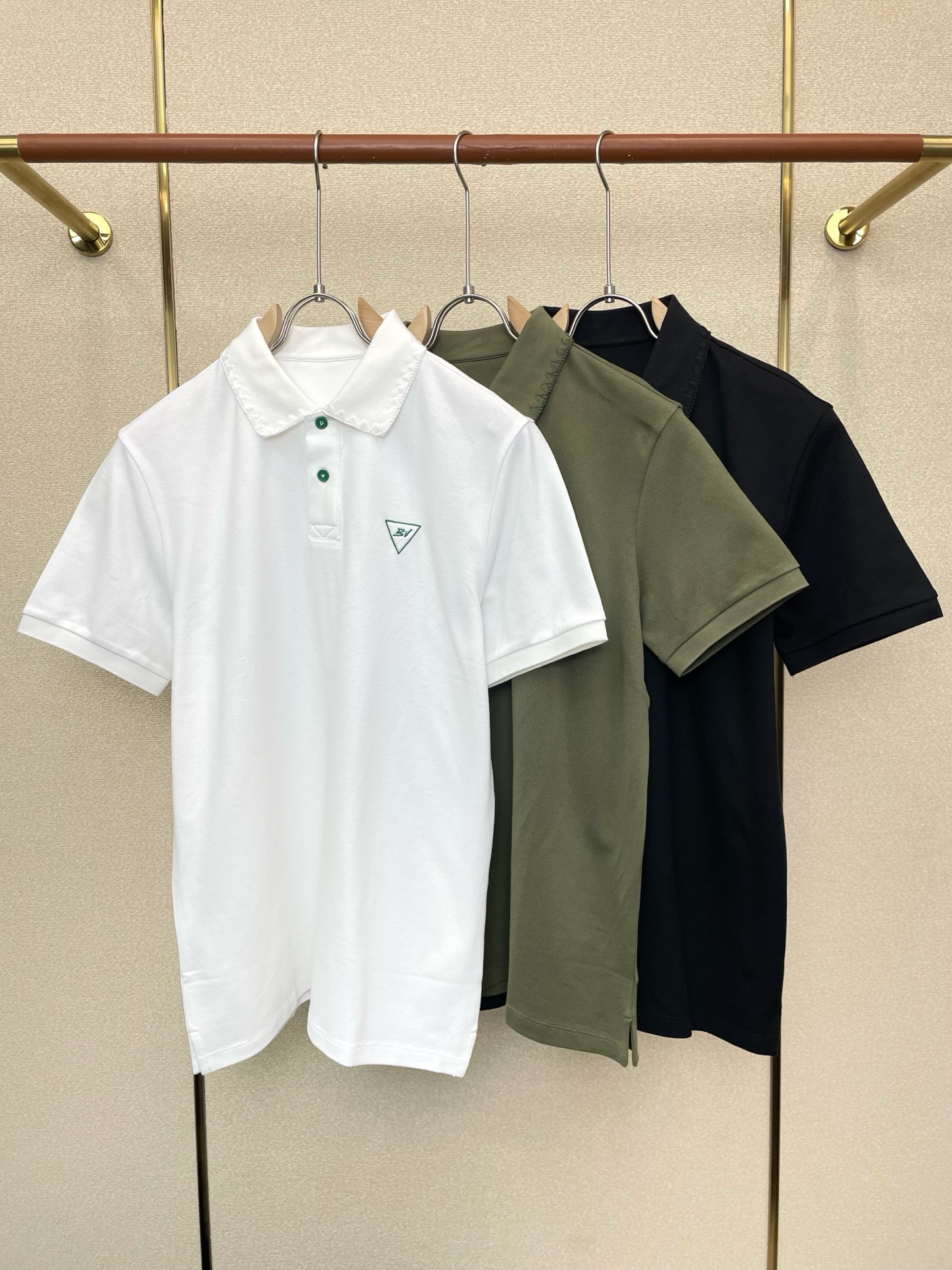 NO:757100,.Bottega Veneta Bottega Veneta exclusively provides new original men's casual short sleeves. High-end customization. High-end version. Fashionable and versatile imported fabrics. Super soft and delicate feel. Skin-friendly and comfortable to wear. High-end boutique. The upper body is finely made by the factory. It is a must-have item for men. Three standards are complete. Size M-3XL,,bottega veneta,bottega veneta, T-shirt,19860909.Bottega Veneta葆蝶家独家专供新款原单男士休闲短袖 高端定制 高端版本 时尚百搭爆款进口面料 手感超柔软细腻 穿着亲肤舒适 高端精品 代工厂精细做上身非常赞 男士必备单品 三标齐全 码数M-3XL,,bottega veneta,bottega veneta,T-shirt,,Men's clothing