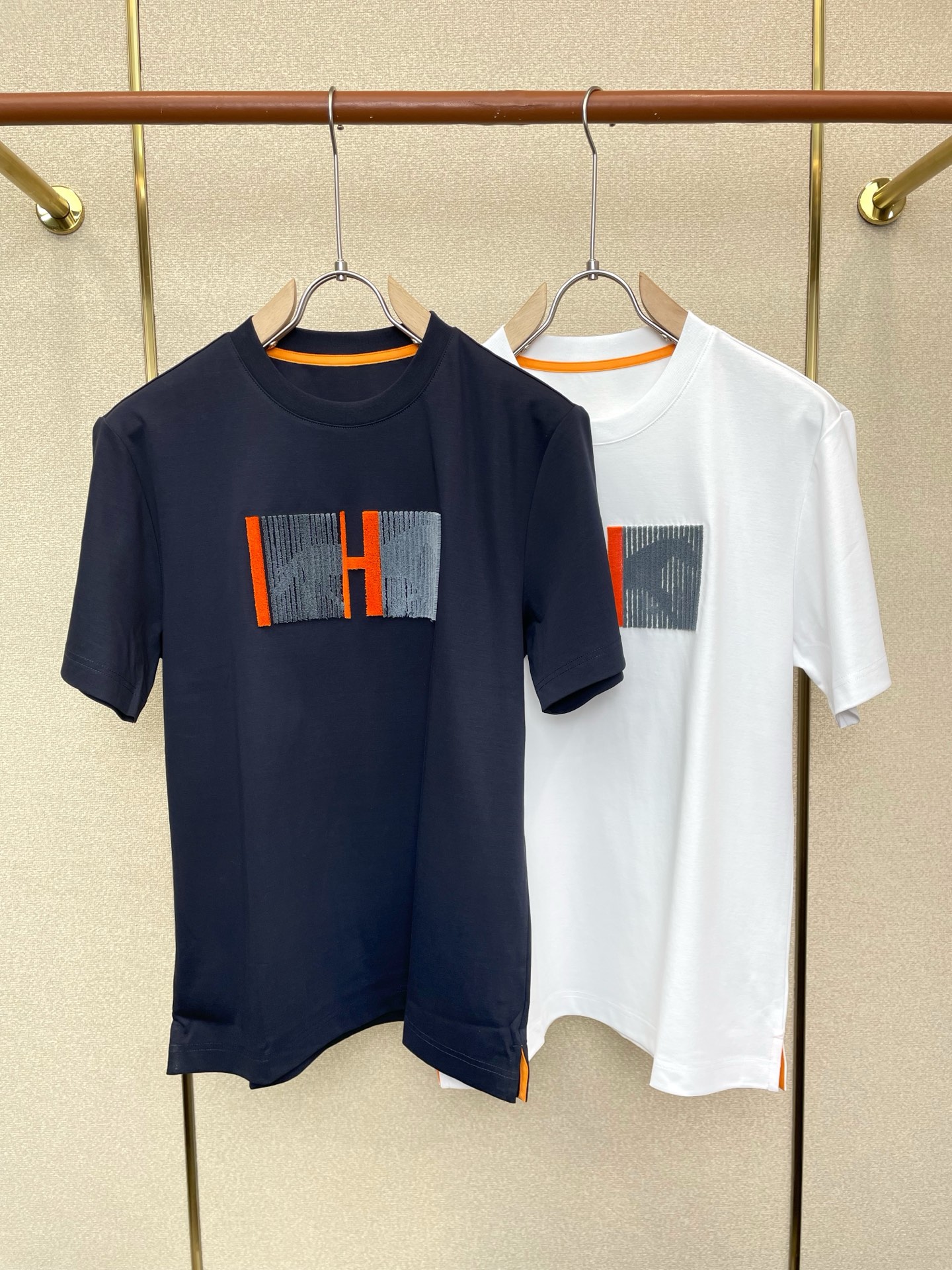 NO:757085,.Hermès exclusively offers new original men's casual short sleeves. High-end customization. High-end version. Fashionable and versatile imported fabrics. Super soft and delicate feel. Skin-friendly and comfortable to wear. High-end boutique. The upper body is exquisitely made by the factory. A must-have item for men. Three complete standards. Size M-4XL,, hermes, hermes, T-shirt,19860909.Hermès爱马仕独家专供新款原单男士休闲短袖 高端定制 高端版本 时尚百搭爆款进口面料 手感超柔软细腻 穿着亲肤舒适 高端精品 代工厂精细做上身非常赞 男士必备单品 三标齐全 码数M-4XL,,hermes,hermes,T-shirt,,Men's clothing