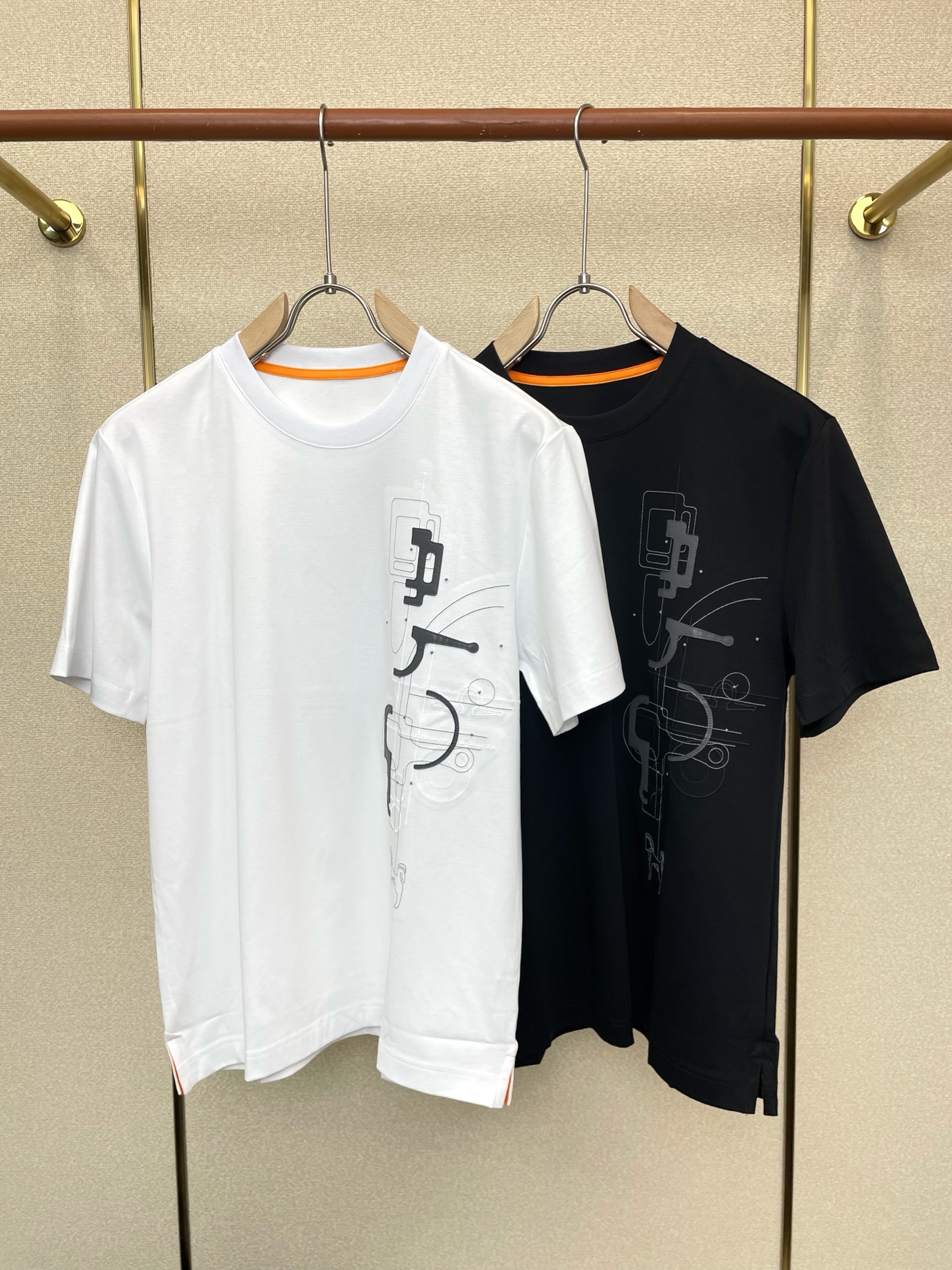 NO:759932,.Hermès exclusively offers new original men's casual short sleeves. High-end customization. High-end version. Fashionable and versatile imported fabrics. Super soft and delicate feel. Skin-friendly and comfortable to wear. High-end boutique. The upper body is exquisitely made by the factory. A must-have item for men. Three complete standards. Size M-4XL,, hermes, hermes, T-shirt,19860909.Hermès爱马仕独家专供新款原单男士休闲短袖 高端定制 高端版本 时尚百搭爆款进口面料 手感超柔软细腻 穿着亲肤舒适 高端精品 代工厂精细做上身非常赞 男士必备单品 三标齐全 码数M-4XL,,hermes,hermes,T-shirt,,Men's clothing