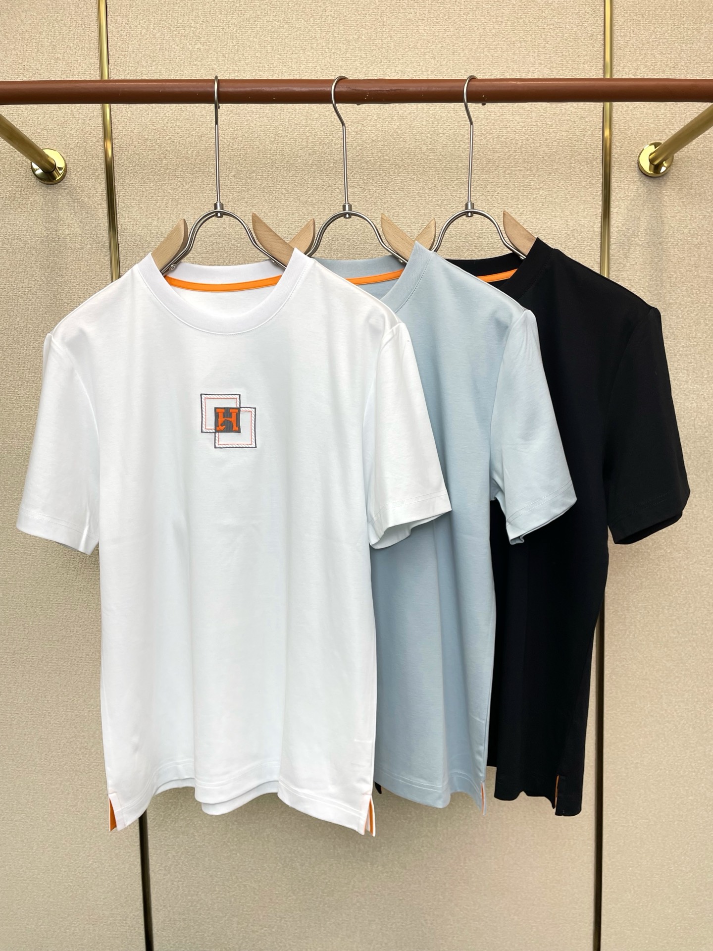 NO:757103,.Hermès exclusively offers new original men's casual short sleeves. High-end customization. High-end version. Fashionable and versatile imported fabrics. Super soft and delicate feel. Skin-friendly and comfortable to wear. High-end boutique. The upper body is exquisitely made by the factory. A must-have item for men. Three complete standards. Size M-4XL,, hermes, hermes, T-shirt,19860909.Hermès爱马仕独家专供新款原单男士休闲短袖 高端定制 高端版本 时尚百搭爆款进口面料 手感超柔软细腻 穿着亲肤舒适 高端精品 代工厂精细做上身非常赞 男士必备单品 三标齐全 码数M-4XL,,hermes,hermes,T-shirt,,Men's clothing