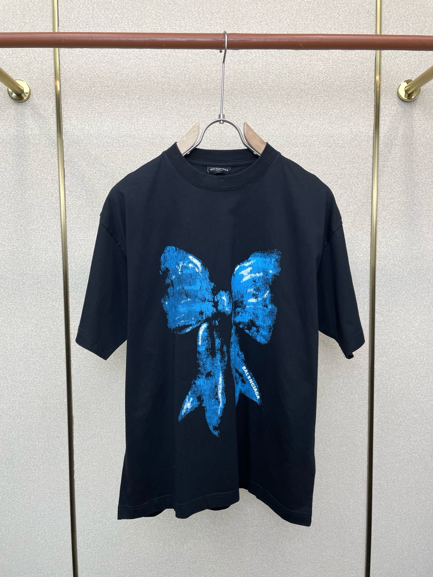 NO:757099,.Balenciaga exclusively supplies new original men's casual short sleeves. High-end customization. High-end version. Fashionable and versatile imported fabrics. Super soft and delicate feel. Skin-friendly and comfortable to wear. High-end boutique. The upper body is exquisitely made by the factory. A must-have item for men. Three complete standards. Size XS-L,,balenciaga,balenciaga,T-shirt,19860909.Balenciaga巴黎世家独家专供新款原单男士休闲短袖 高端定制 高端版本 时尚百搭爆款进口面料 手感超柔软细腻 穿着亲肤舒适 高端精品 代工厂精细做上身非常赞 男士必备单品 三标齐全 码数XS-L,,balenciaga,balenciaga,T-shirt,,Men's clothing