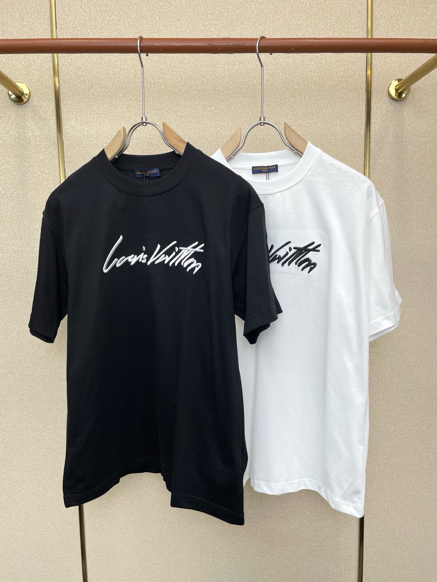 NO:757088,.Louis Vuitton Louis Vuitton exclusively provides new original men's casual short sleeves. High-end customization. High-end version. Fashionable and versatile imported fabrics. Super soft and delicate feel. Skin-friendly and comfortable to wear. High-end boutique. The upper body is finely made by the factory. It is a must-have item for men. Three standards are complete. Size XS-L,, louis vuitton, louis vuitton, T-shirt,19860909.Louis Vuitton路易威登独家专供新款原单男士休闲短袖 高端定制 高端版本 时尚百搭爆款进口面料 手感超柔软细腻 穿着亲肤舒适 高端精品 代工厂精细做上身非常赞 男士必备单品 三标齐全 码数XS-L,,louis vuitton,louis vuitton,T-shirt,,Men's clothing