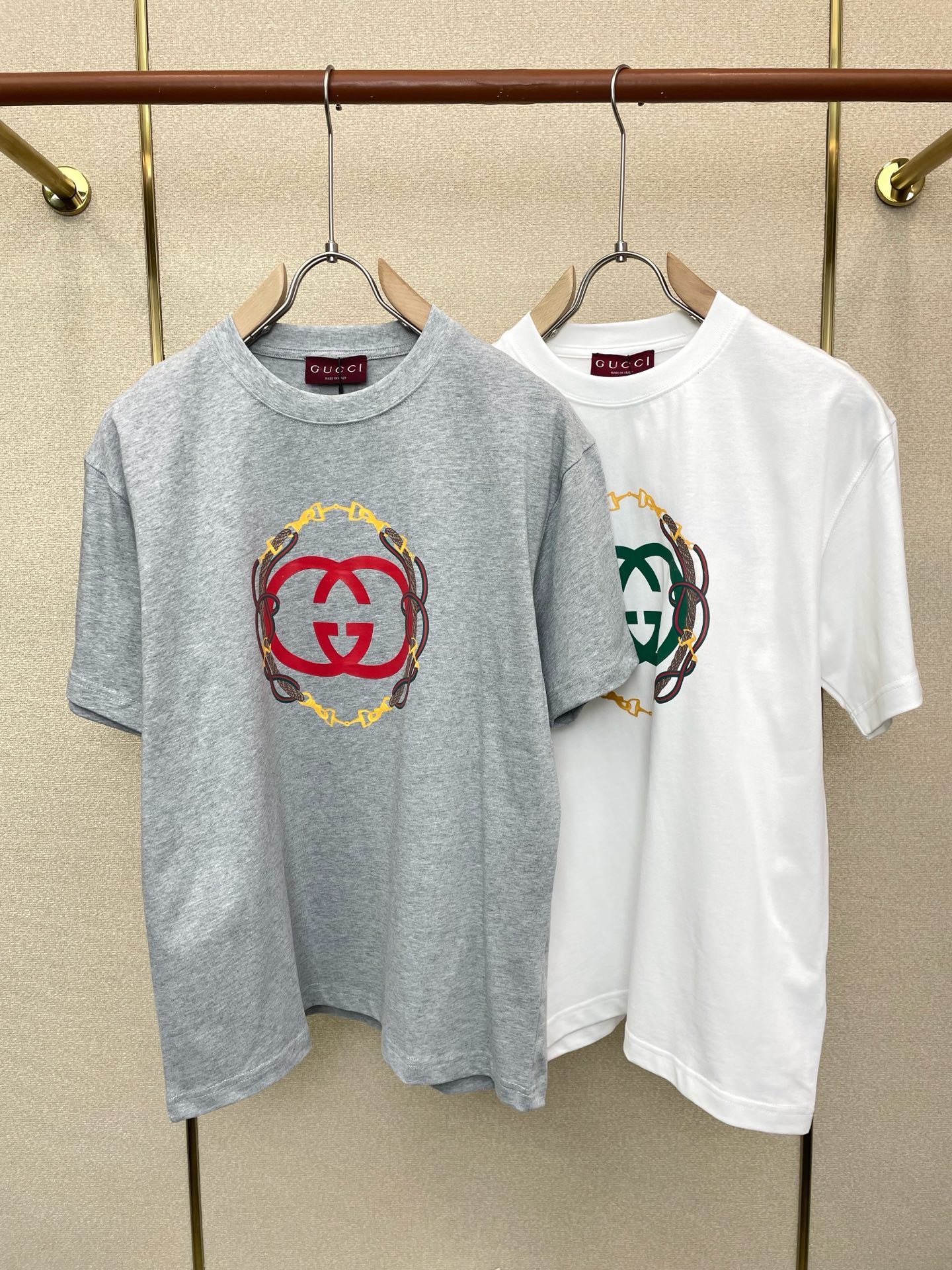 NO:759934,.Gucci Gucci exclusively supplies new original men's casual short sleeves. High-end customization. High-end version. Fashionable and versatile imported fabrics. Super soft and delicate feel. Skin-friendly and comfortable to wear. High-end boutique. The upper body is exquisitely made by the factory. A must-have item for men. Complete with three standards. Size XS-L,,gucci,gucci,T-shirt,19860909.Gucci古驰独家专供新款原单男士休闲短袖 高端定制 高端版本 时尚百搭爆款进口面料 手感超柔软细腻 穿着亲肤舒适 高端精品 代工厂精细做上身非常赞 男士必备单品 三标齐全 码数XS-L,,gucci,gucci,T-shirt,,Men's clothing