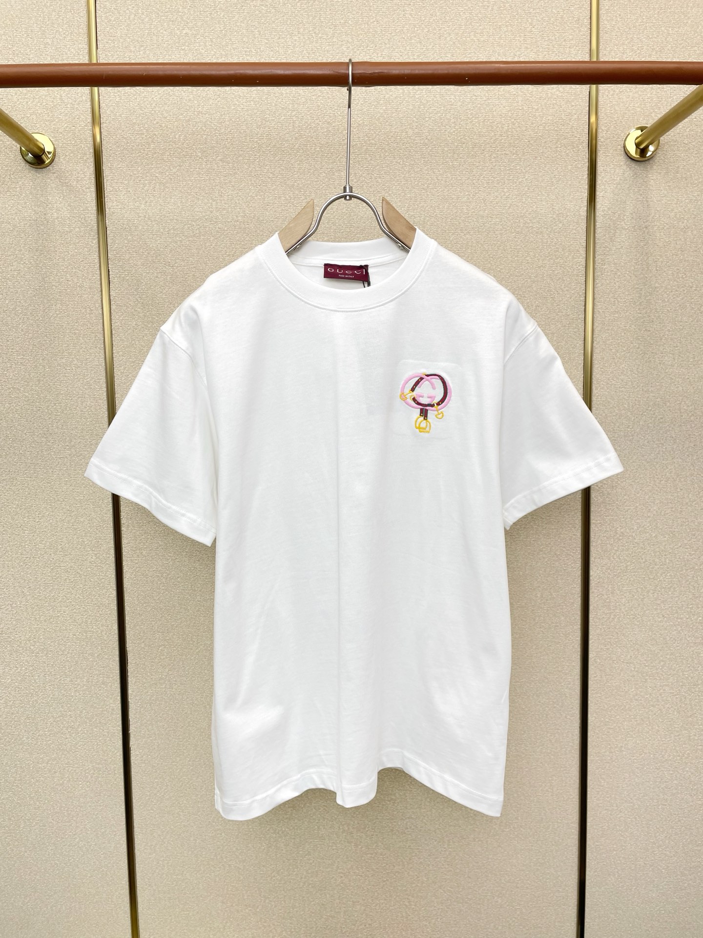 NO:757134,.Gucci Gucci exclusively supplies new original men's casual short sleeves. High-end customization. High-end version. Fashionable and versatile imported fabrics. Super soft and delicate feel. Skin-friendly and comfortable to wear. High-end boutique. The upper body is exquisitely made by the factory. A must-have item for men. Complete with three standards. Size XS-L,,gucci,gucci,T-shirt,19860909.Gucci古驰独家专供新款原单男士休闲短袖 高端定制 高端版本 时尚百搭爆款进口面料 手感超柔软细腻 穿着亲肤舒适 高端精品 代工厂精细做上身非常赞 男士必备单品 三标齐全 码数XS-L,,gucci,gucci,T-shirt,,Men's clothing