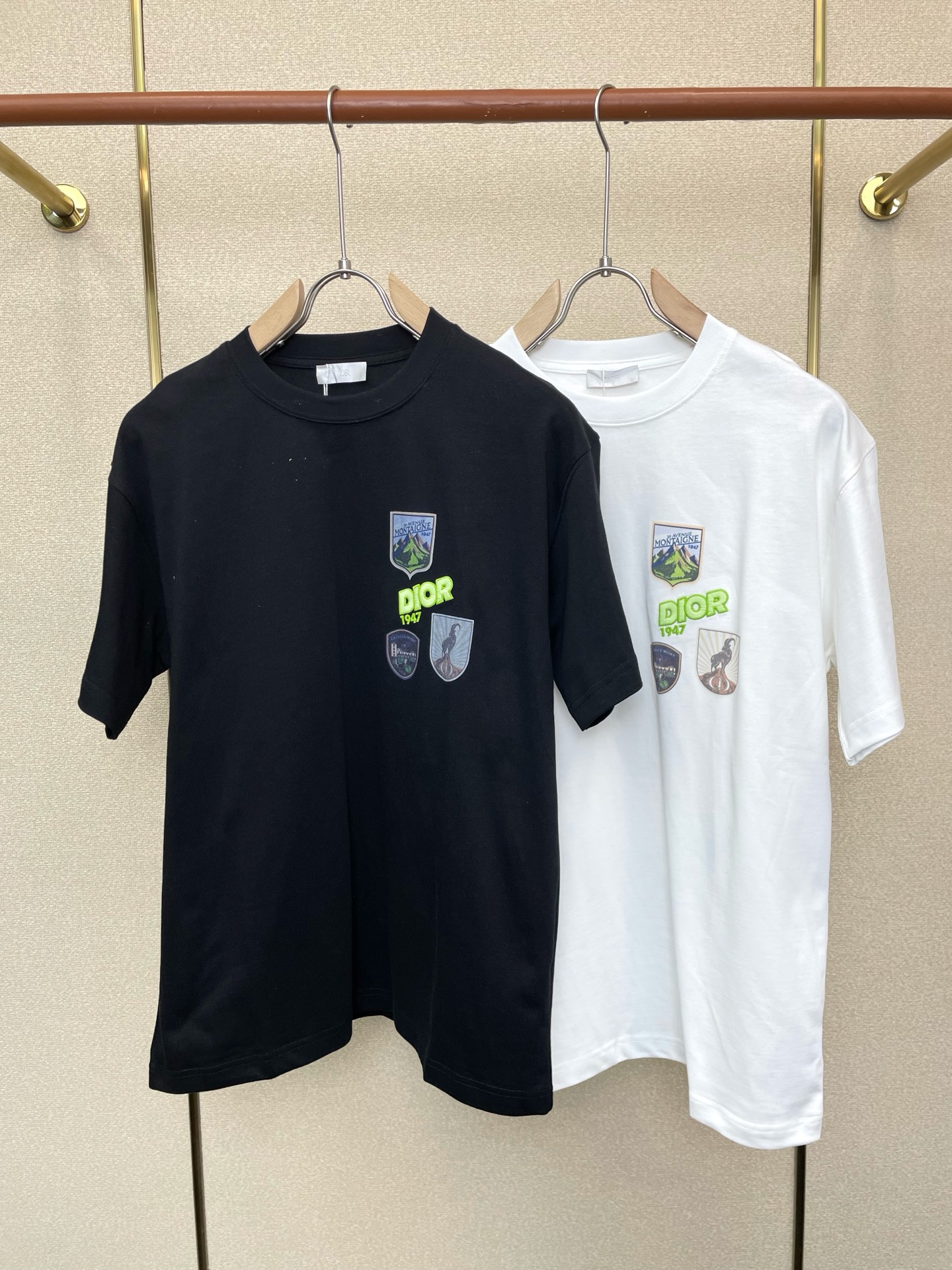 NO:757114,.Dior Dior exclusively provides new original men's casual short sleeves. High-end customization. High-end version. Fashionable and versatile imported fabrics. Super soft and delicate feel. Skin-friendly and comfortable to wear. High-end boutique. The upper body is exquisitely made by the factory. A must-have item for men. Complete with three standards. Size XS-L,, dior, dior, T-shirt,19860909.Dior迪奥独家专供新款原单男士休闲短袖 高端定制 高端版本 时尚百搭爆款进口面料 手感超柔软细腻 穿着亲肤舒适 高端精品 代工厂精细做上身非常赞 男士必备单品 三标齐全 码数XS-L,,dior,dior,T-shirt,,Men's clothing