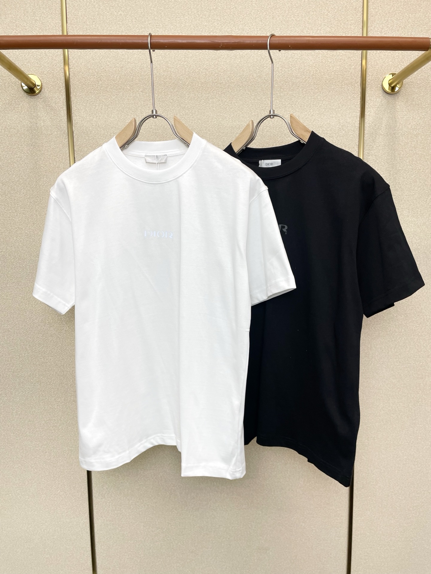 NO:759894,.Dior Dior exclusively provides new original men's casual short sleeves. High-end customization. High-end version. Fashionable and versatile imported fabrics. Super soft and delicate feel. Skin-friendly and comfortable to wear. High-end boutique. The upper body is exquisitely made by the factory. A must-have item for men. Complete with three standards. Size XS-L,, dior, dior, T-shirt,19860909.Dior迪奥独家专供新款原单男士休闲短袖 高端定制 高端版本 时尚百搭爆款进口面料 手感超柔软细腻 穿着亲肤舒适 高端精品 代工厂精细做上身非常赞 男士必备单品 三标齐全 码数XS-L,,dior,dior,T-shirt,,Men's clothing