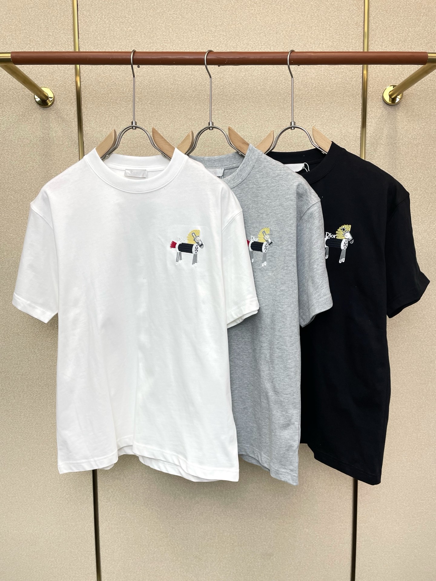 NO:759891,.Dior Dior exclusively provides new original men's casual short sleeves. High-end customization. High-end version. Fashionable and versatile imported fabrics. Super soft and delicate feel. Skin-friendly and comfortable to wear. High-end boutique. The upper body is exquisitely made by the factory. A must-have item for men. Complete with three standards. Size XS-L,, dior, dior, T-shirt,19860909.Dior迪奥独家专供新款原单男士休闲短袖 高端定制 高端版本 时尚百搭爆款进口面料 手感超柔软细腻 穿着亲肤舒适 高端精品 代工厂精细做上身非常赞 男士必备单品 三标齐全 码数XS-L,,dior,dior,T-shirt,,Men's clothing