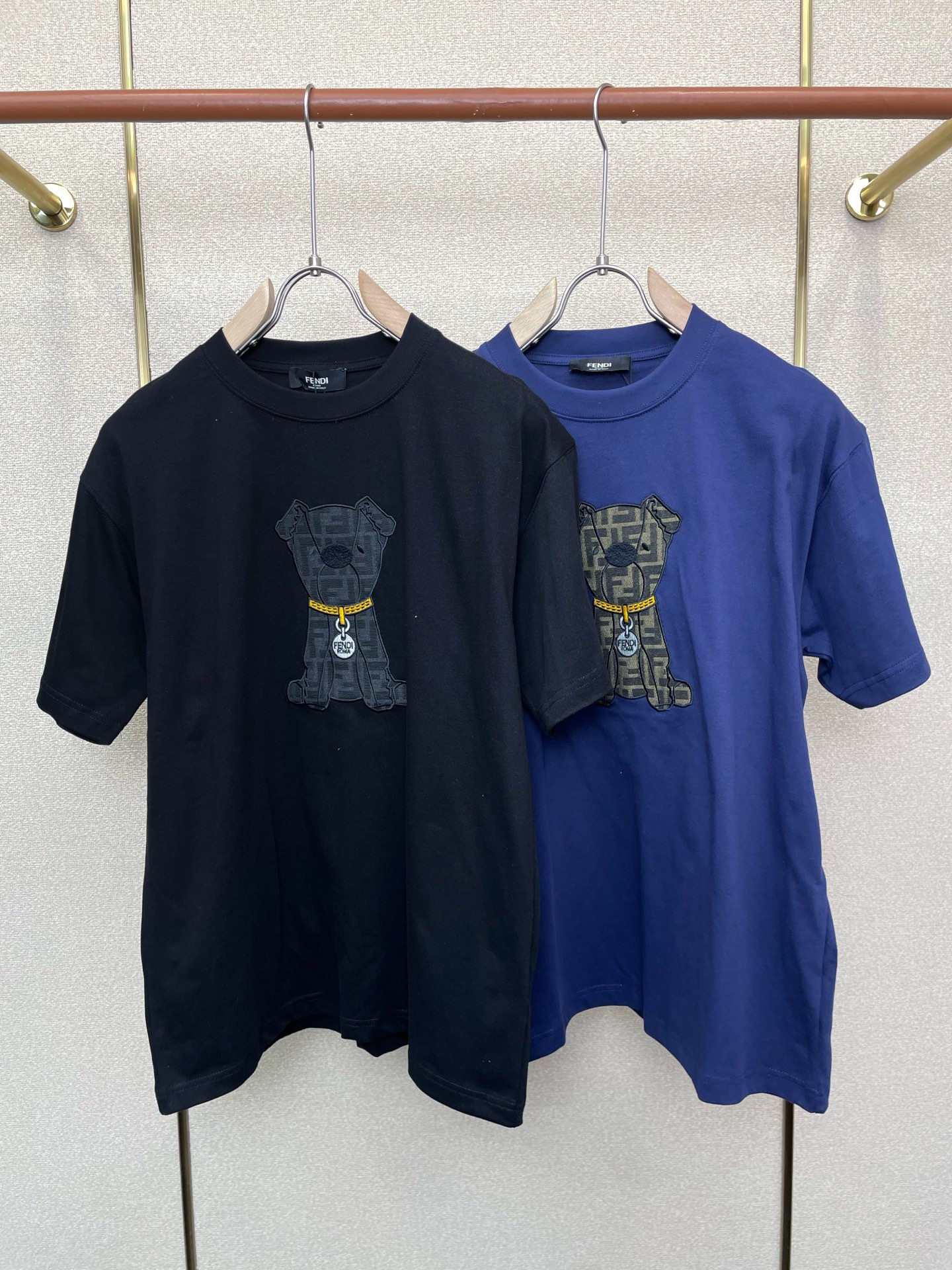 NO:759936,.FENDI Fendi exclusively provides new original men's casual short sleeves. High-end customization. High-end version. Fashionable and versatile imported fabrics. Super soft and delicate feel. Skin-friendly and comfortable to wear. High-end boutique. The upper body is exquisitely made by the factory. Men's must-have items. Three complete standards. Size XS-L,,fendi,fendi, T-shirt,19860909.FENDI芬迪独家专供新款原单男士休闲短袖 高端定制 高端版本 时尚百搭爆款进口面料 手感超柔软细腻 穿着亲肤舒适 高端精品 代工厂精细做上身非常赞 男士必备单品 三标齐全 码数XS-L,,fendi,fendi,T-shirt,,Men's clothing