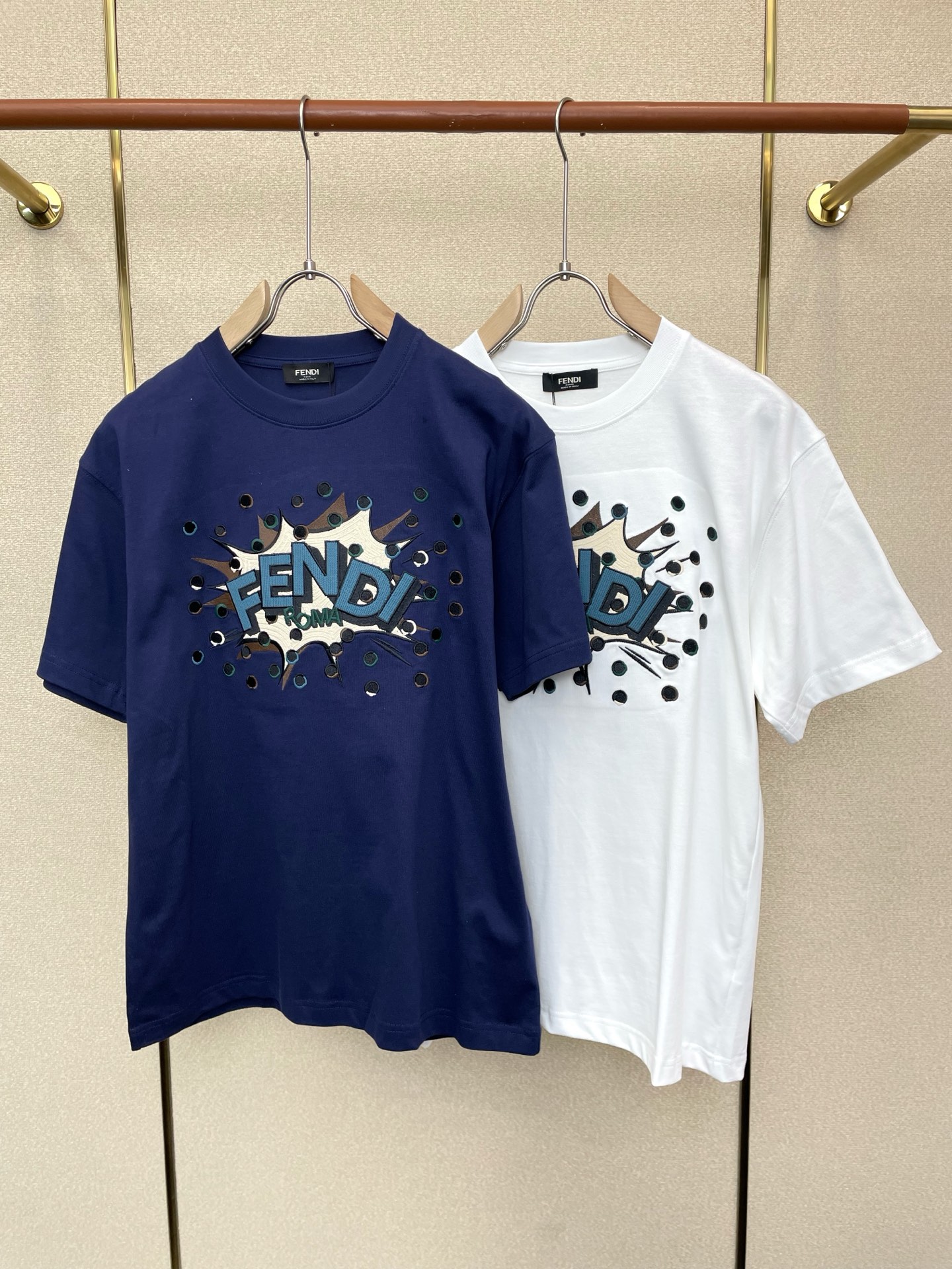 NO:759938,.FENDI Fendi exclusively provides new original men's casual short sleeves. High-end customization. High-end version. Fashionable and versatile imported fabrics. Super soft and delicate feel. Skin-friendly and comfortable to wear. High-end boutique. The upper body is exquisitely made by the factory. Men's must-have items. Three complete standards. Size XS-L,,fendi,fendi, T-shirt,19860909.FENDI芬迪独家专供新款原单男士休闲短袖 高端定制 高端版本 时尚百搭爆款进口面料 手感超柔软细腻 穿着亲肤舒适 高端精品 代工厂精细做上身非常赞 男士必备单品 三标齐全 码数XS-L,,fendi,fendi,T-shirt,,Men's clothing