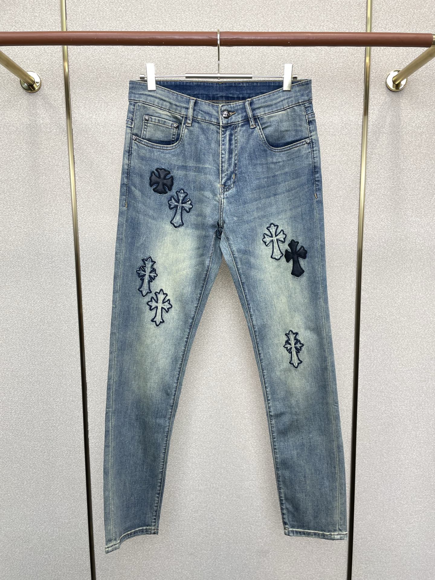 NO:757073,.Chrome Hearts exclusively provides high-end versions of new casual jeans. Custom-made fabrics at the counter. Highly breathable and comfortable, with impeccable details. The brand element design concept embodies high quality. It feels delicate and soft!  It presents a casual cut and the upper body shape is awesome!  Code number 28-38,,chrome hearts,chrome hearts,jeans,19860909.Chrome hearts克罗心独家专供新款休闲牛仔裤高端版本 专柜定制面料 透气舒适度高,细节无可挑剔,品牌元素设计理念,体现高品质.手感细腻柔软！呈现休闲裁剪,上身版型超赞！码数28-38,,chrome hearts,chrome hearts,jeans,,Men's clothing